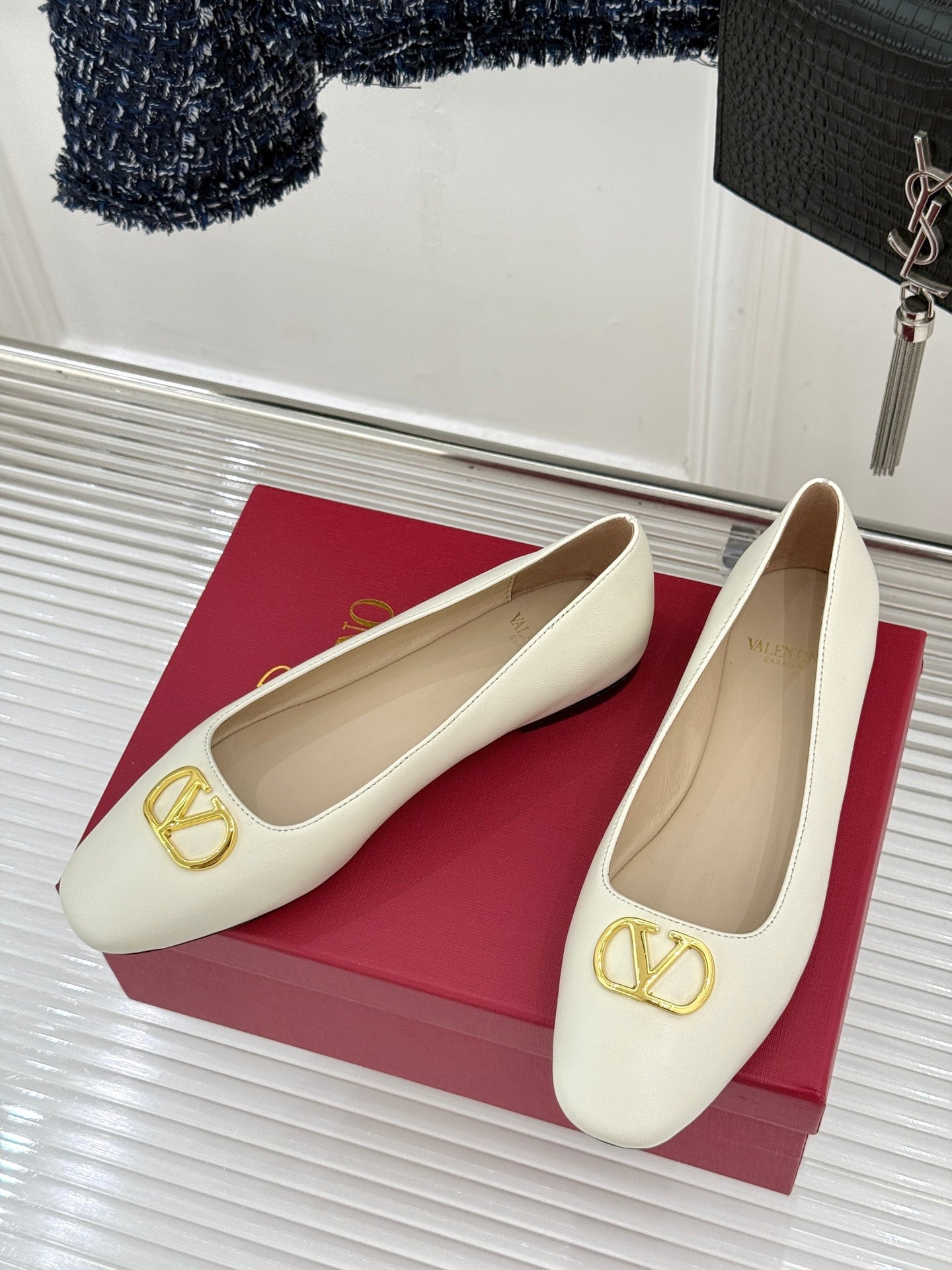VT 26s Ballet Flats Metal V-buckle Sheepskin 702256
