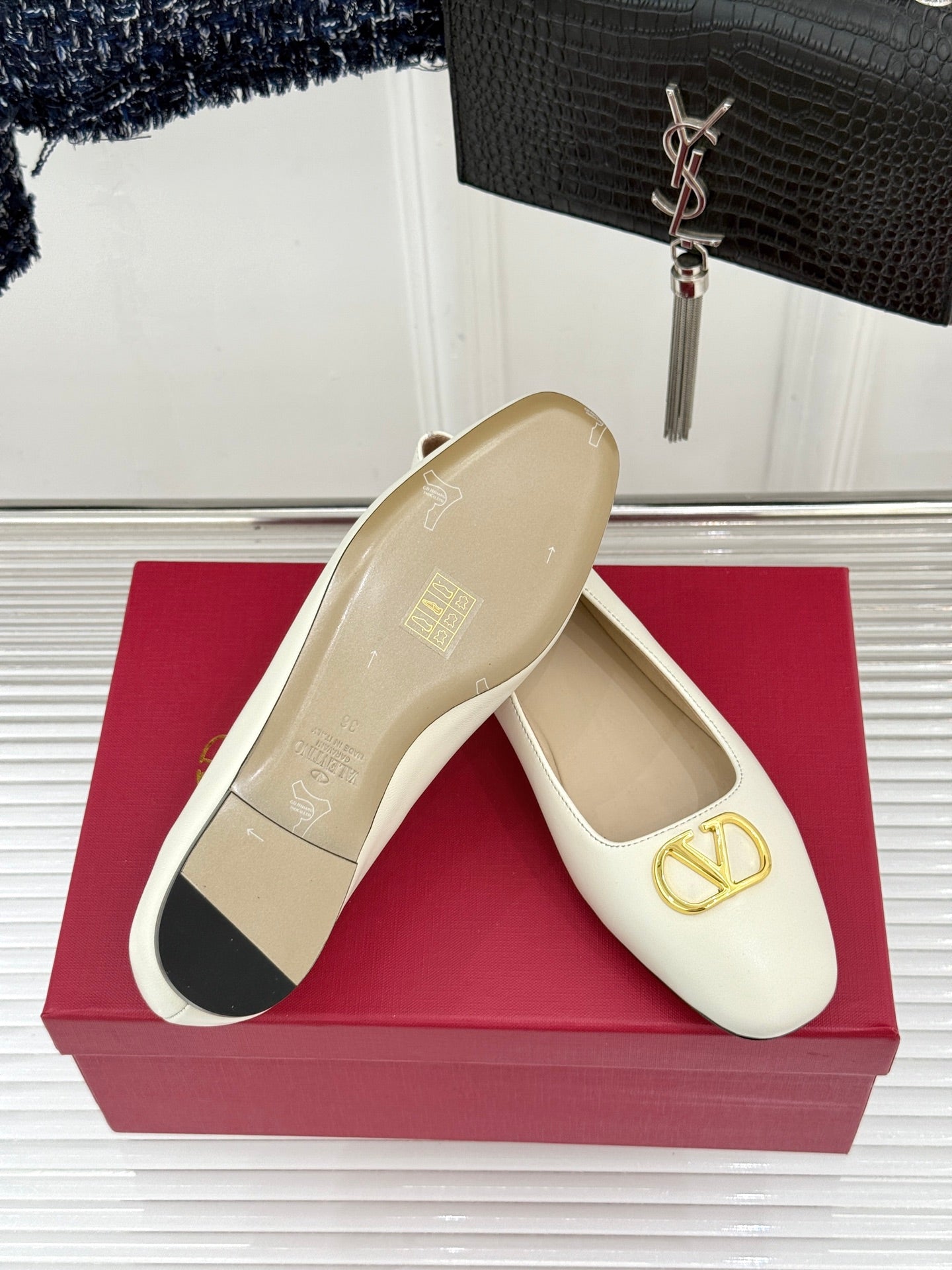 VT 26s Ballet Flats Metal V-buckle Sheepskin 702256