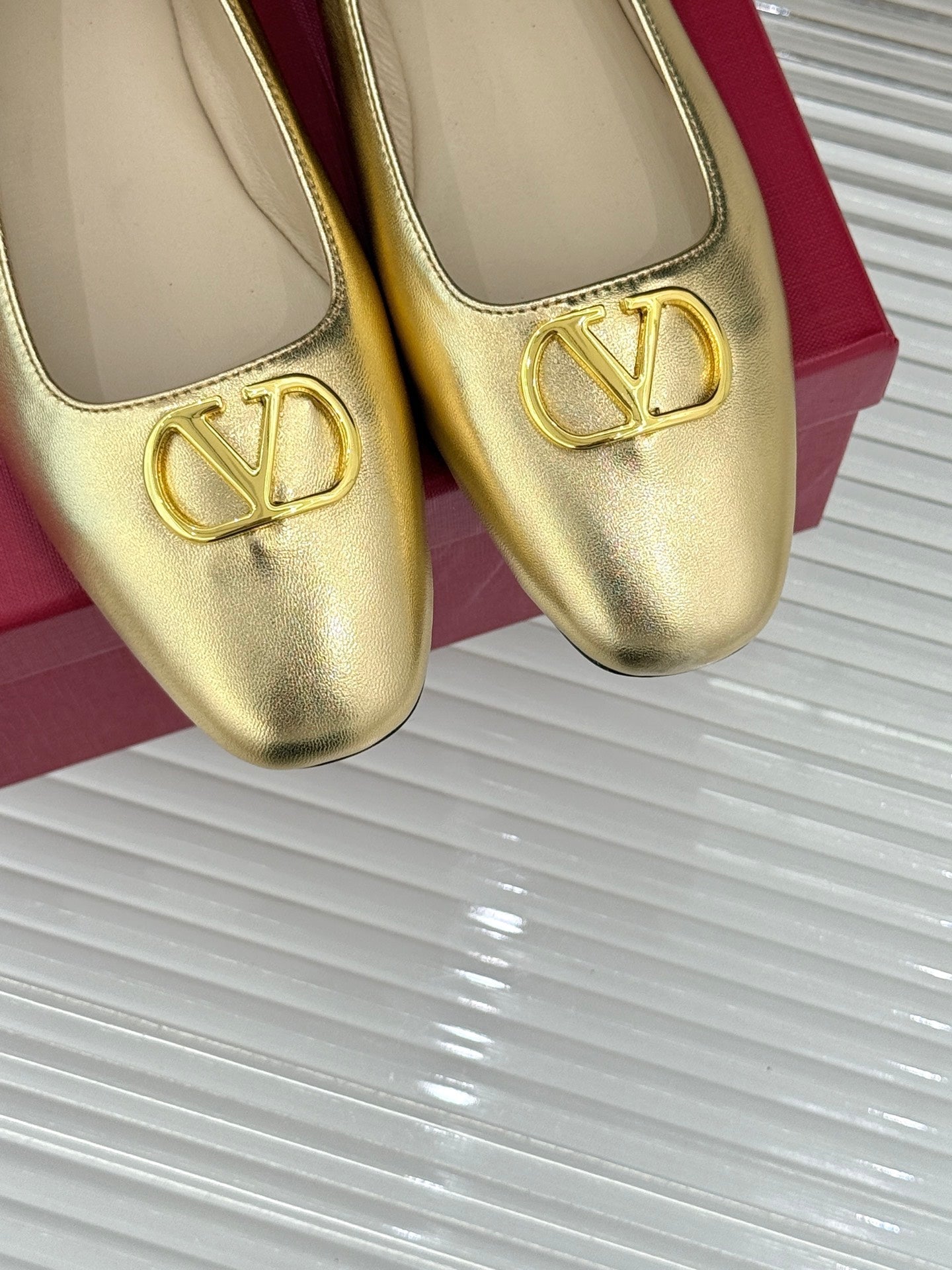 VT 26s Ballet Flats Metal V-buckle Sheepskin 702256