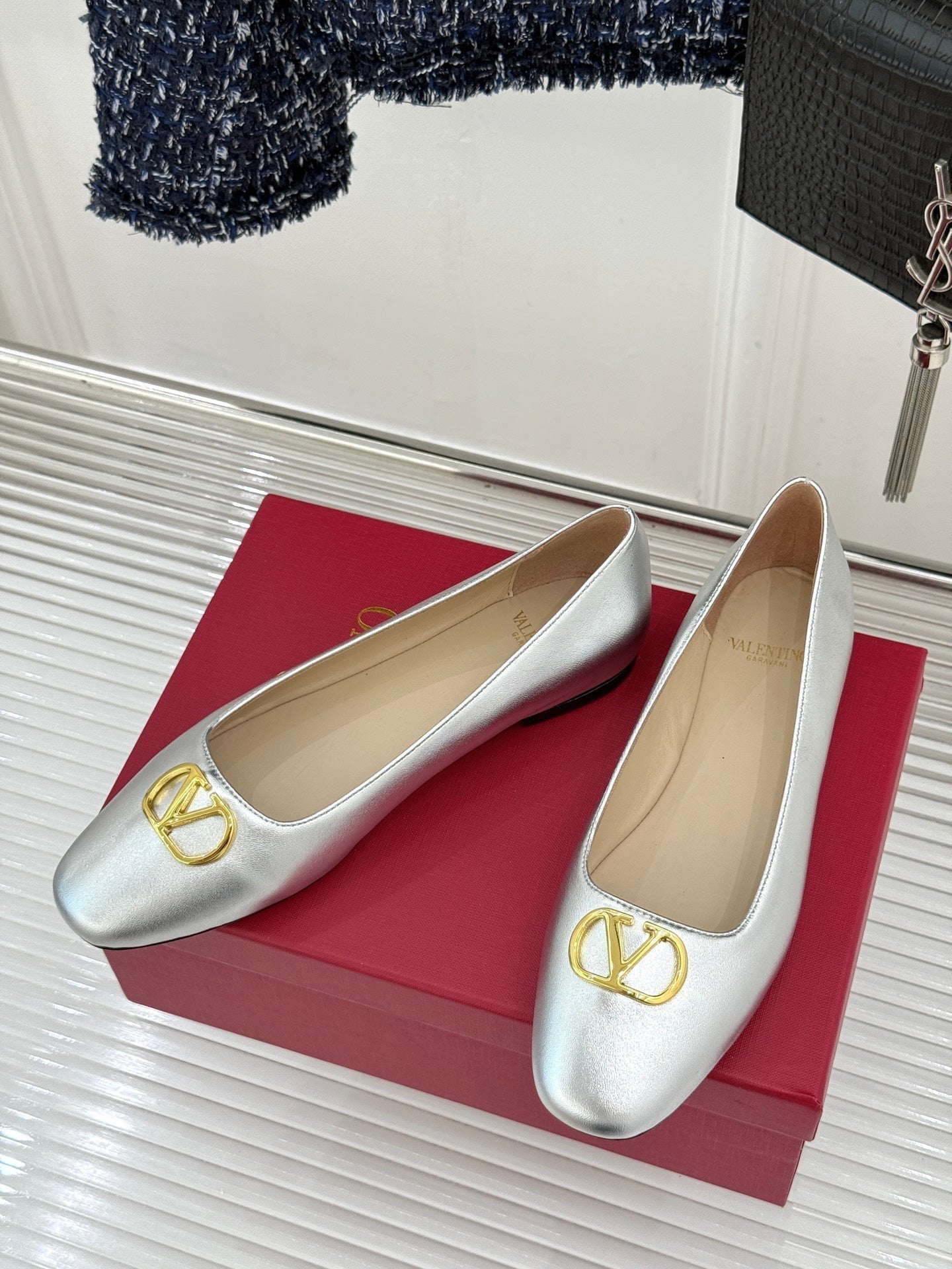 VT 26s Ballet Flats Metal V-buckle Sheepskin 702256