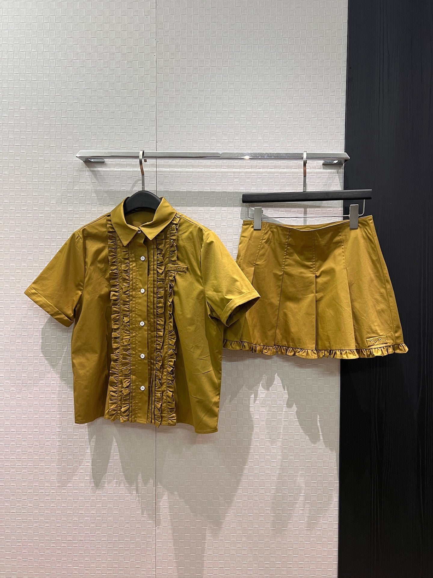 Miumiu 2026 Ruffled Short-sleeved Shirt With Wide-pleated Lace Skirt 265868
