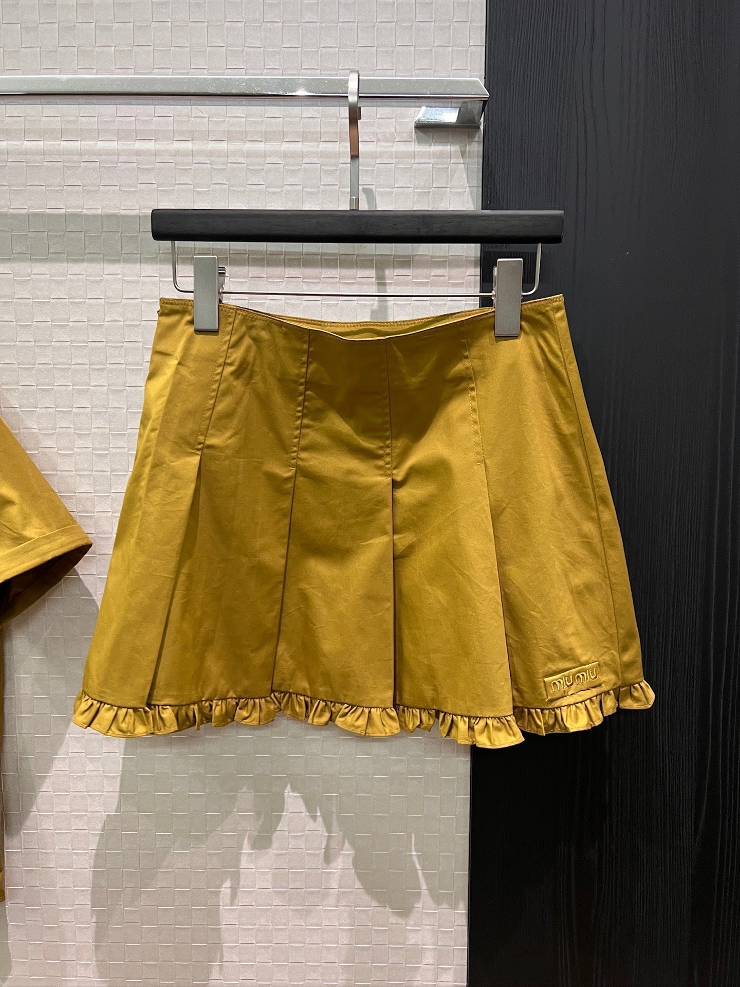 Miumiu 2026 Ruffled Short-sleeved Shirt With Wide-pleated Lace Skirt 265868