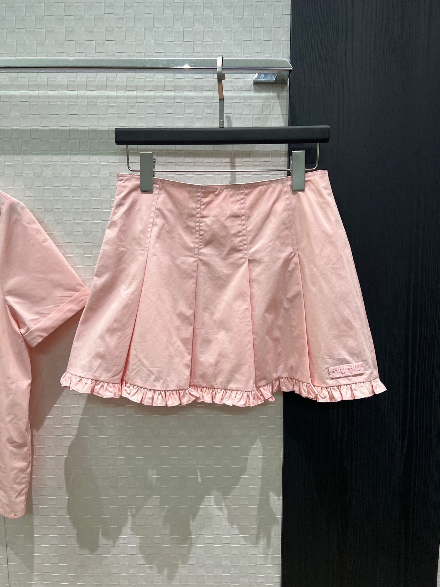 Miumiu 2026 Ruffled Short-sleeved Shirt With Wide-pleated Lace Skirt 265868