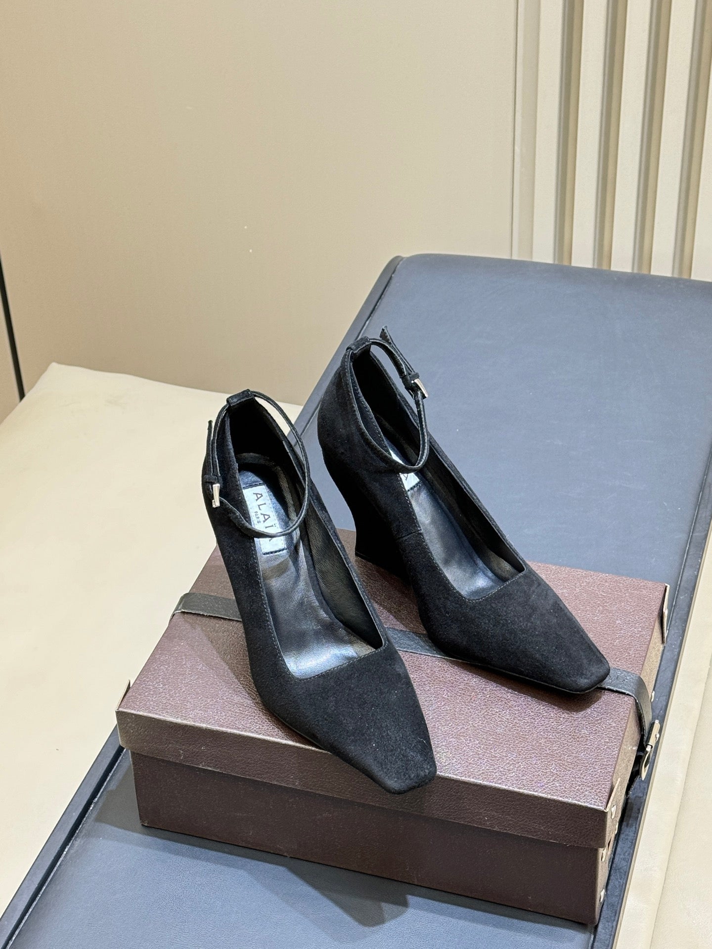 Alaia 2026 Wedge Pumps Velvet Leather 789590