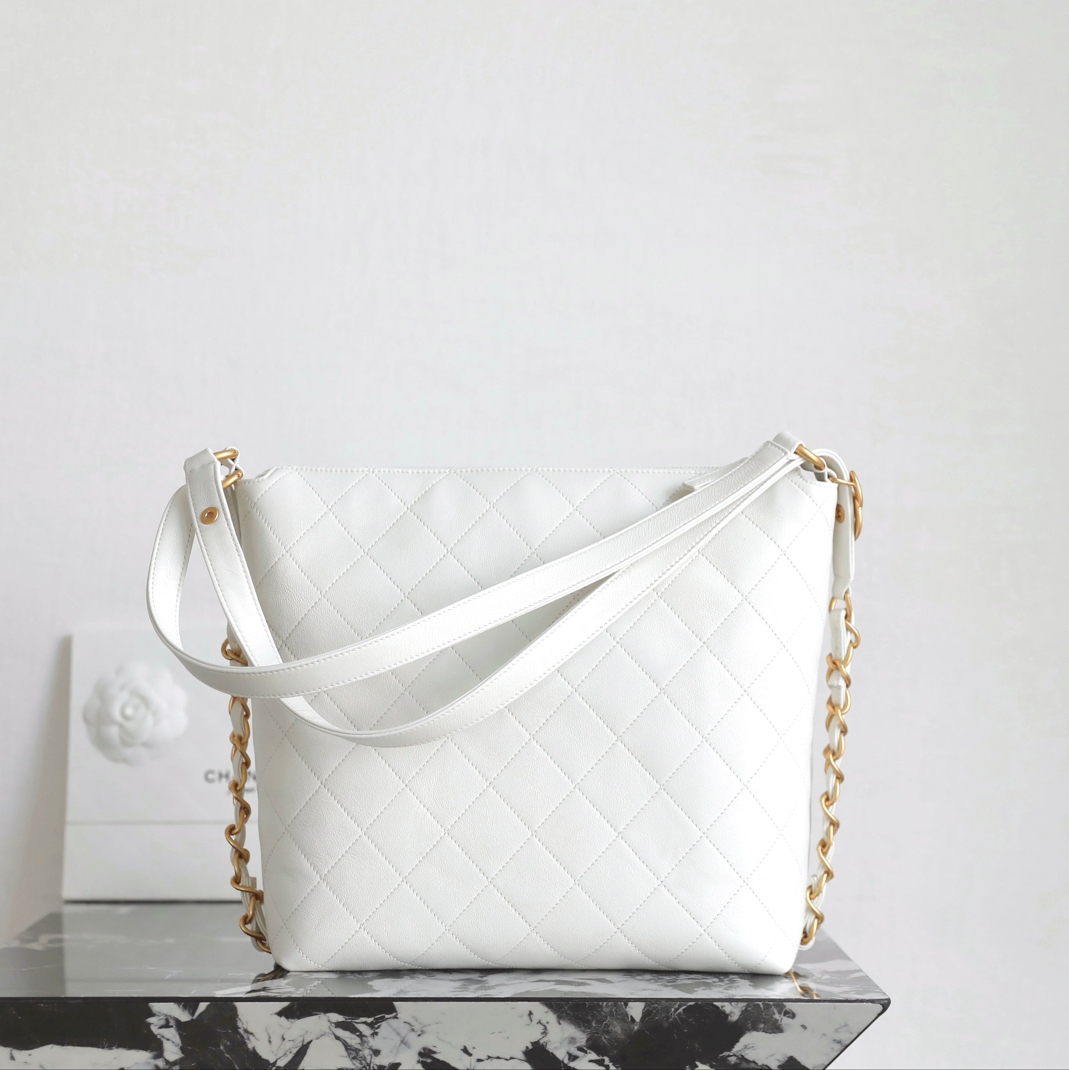 Chanel 25s 𝖧𝗈𝖻𝗈 medium backpack  white calfskin 340203