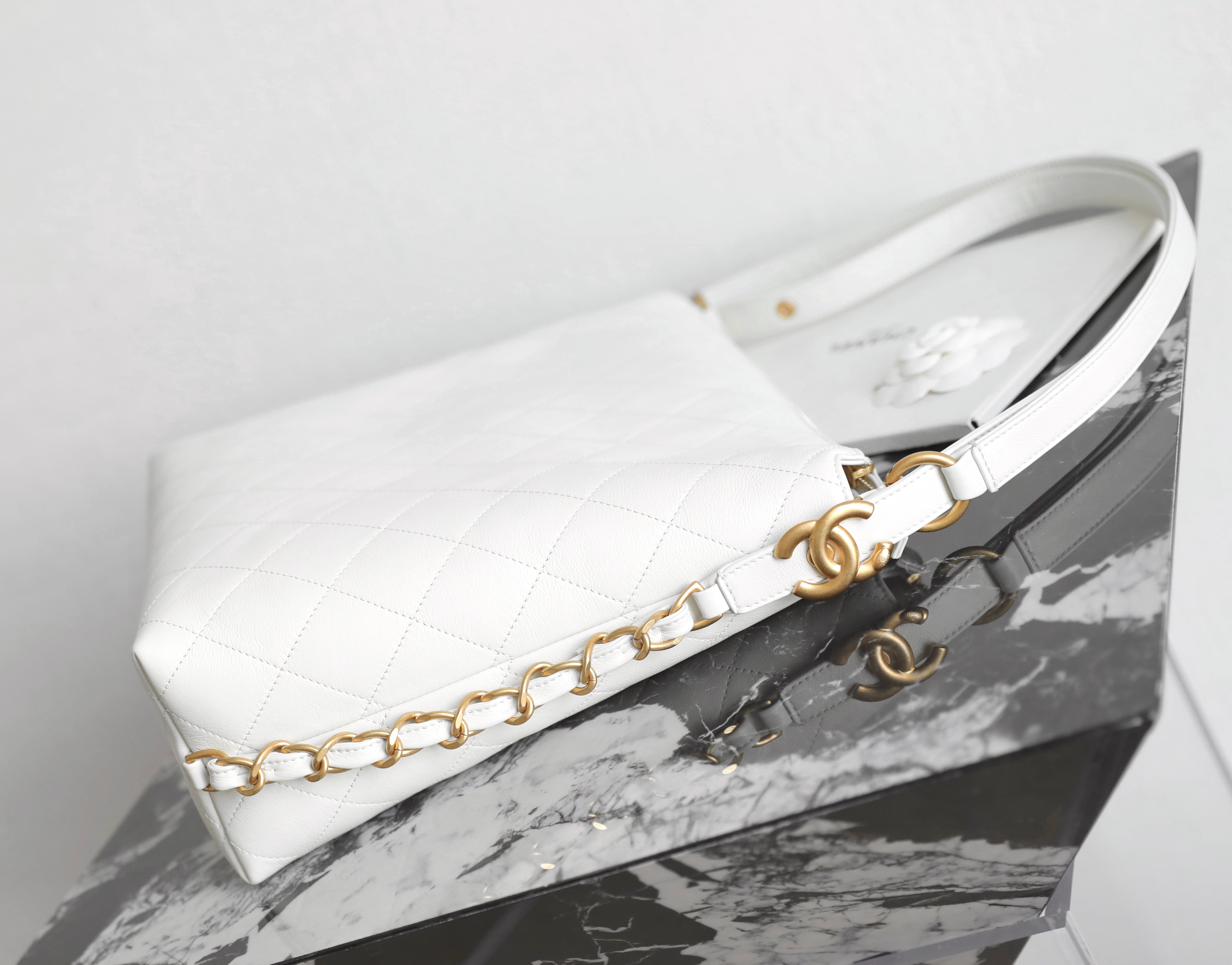 Chanel 25s 𝖧𝗈𝖻𝗈 medium backpack  white calfskin 340203