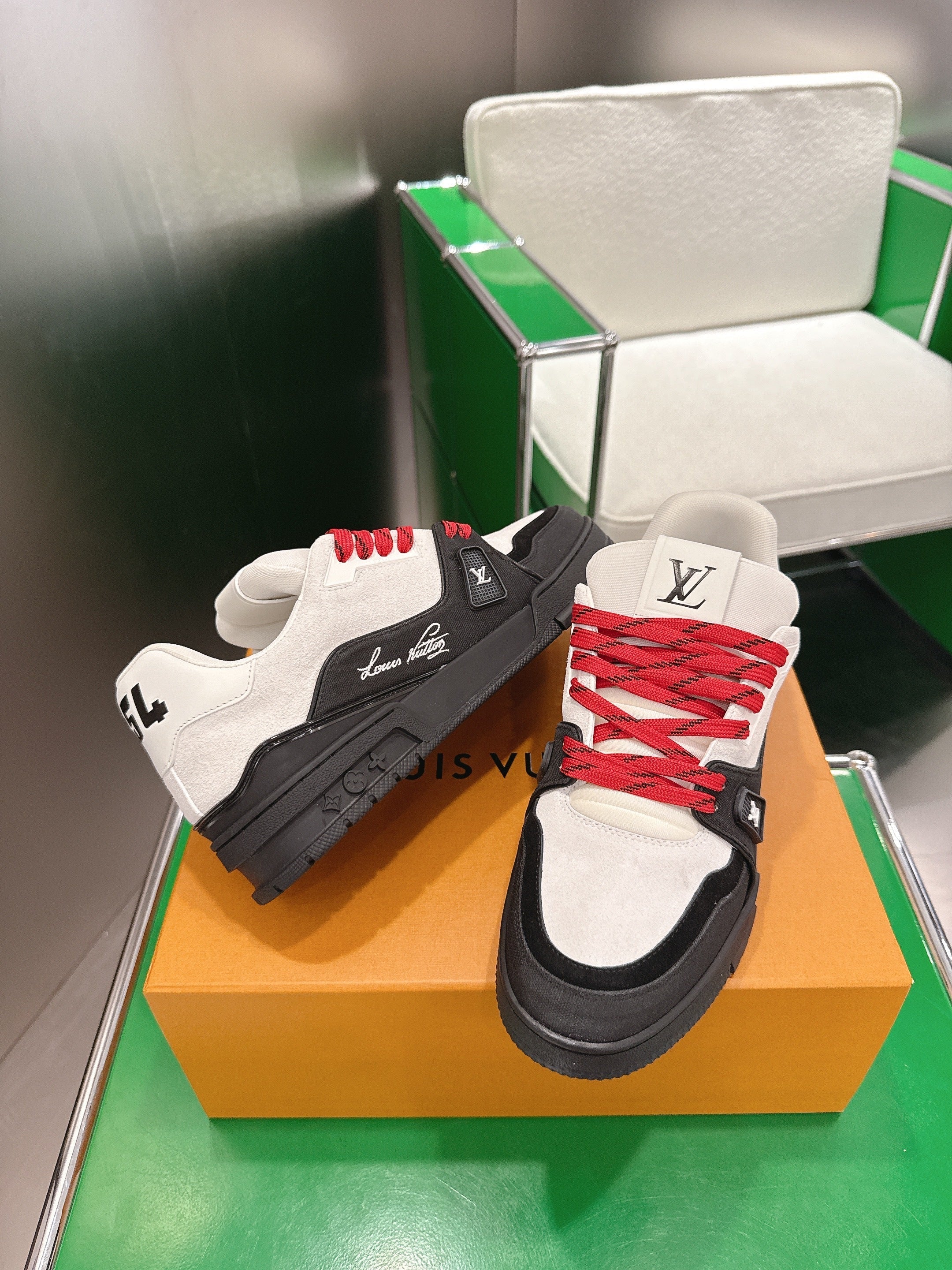 LV 26ss Trainer Sneakers Black White Red Cowhide 632147