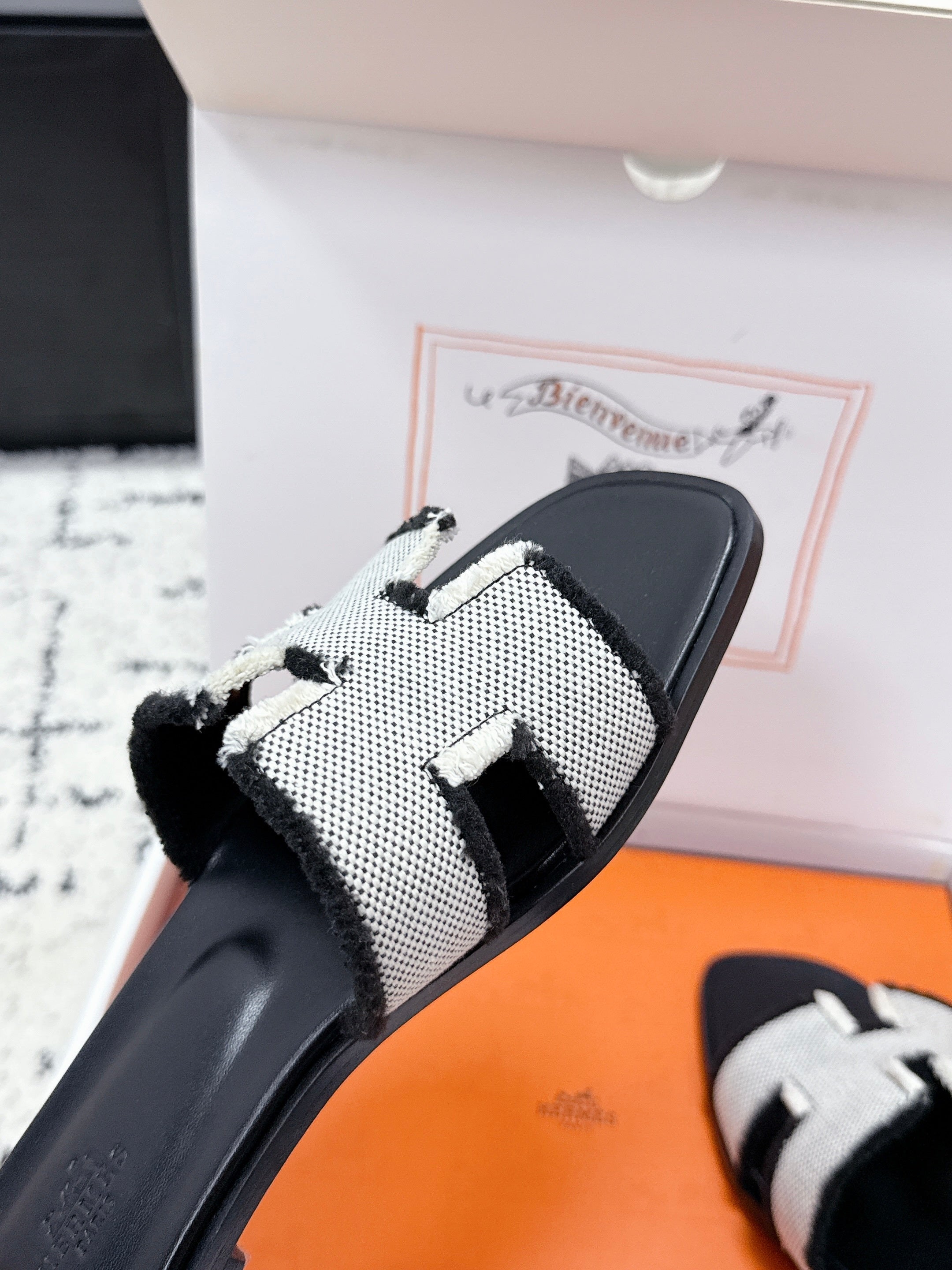 HM 26ss Oran Sandals Black White Canvas Cowhide 617213