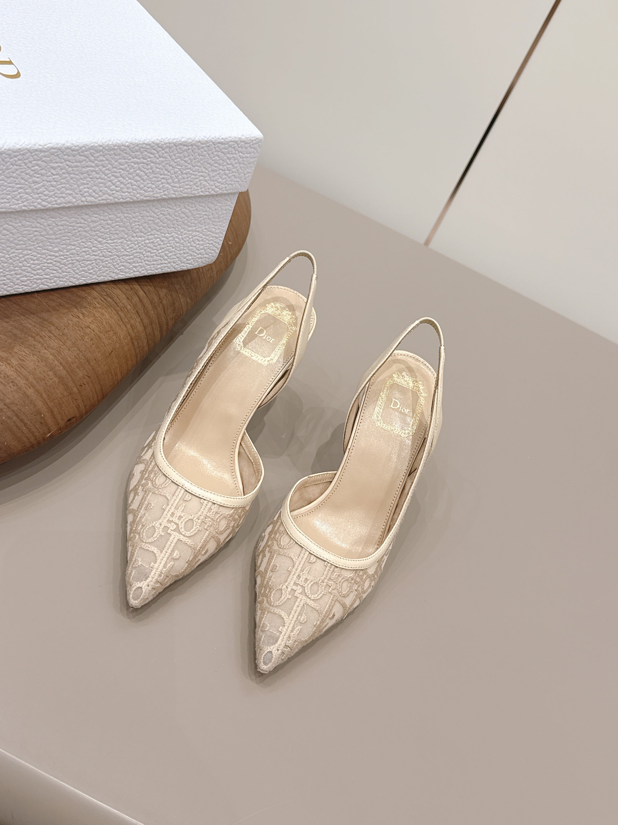 CD 26A Slingback 80 Sheepskin Lace Embroidery