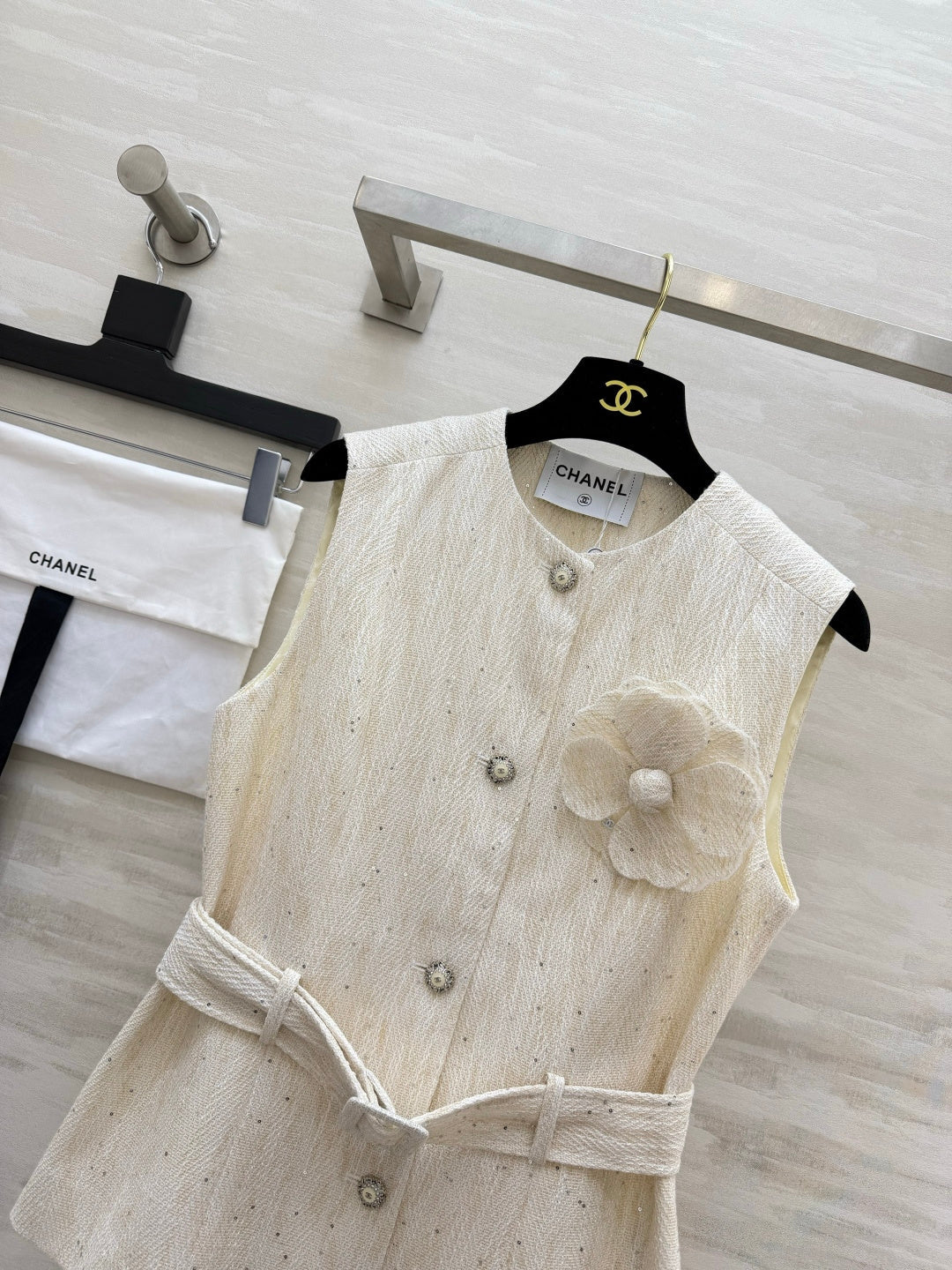 Chanel 2026 Vest Off-white Tweed 408524