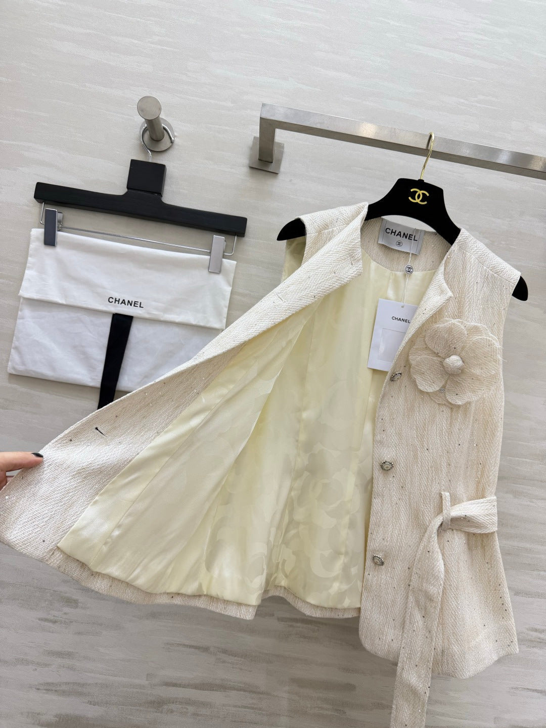 Chanel 2026 Vest Off-white Tweed 408524