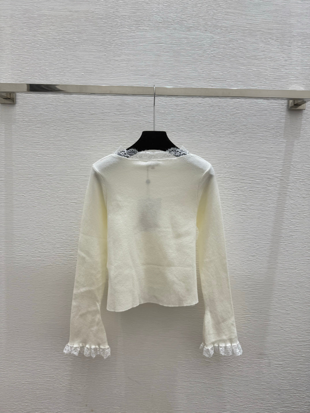 CC 26 Long-sleeved Top With Lace Neckline and Cuffs Wool 652456