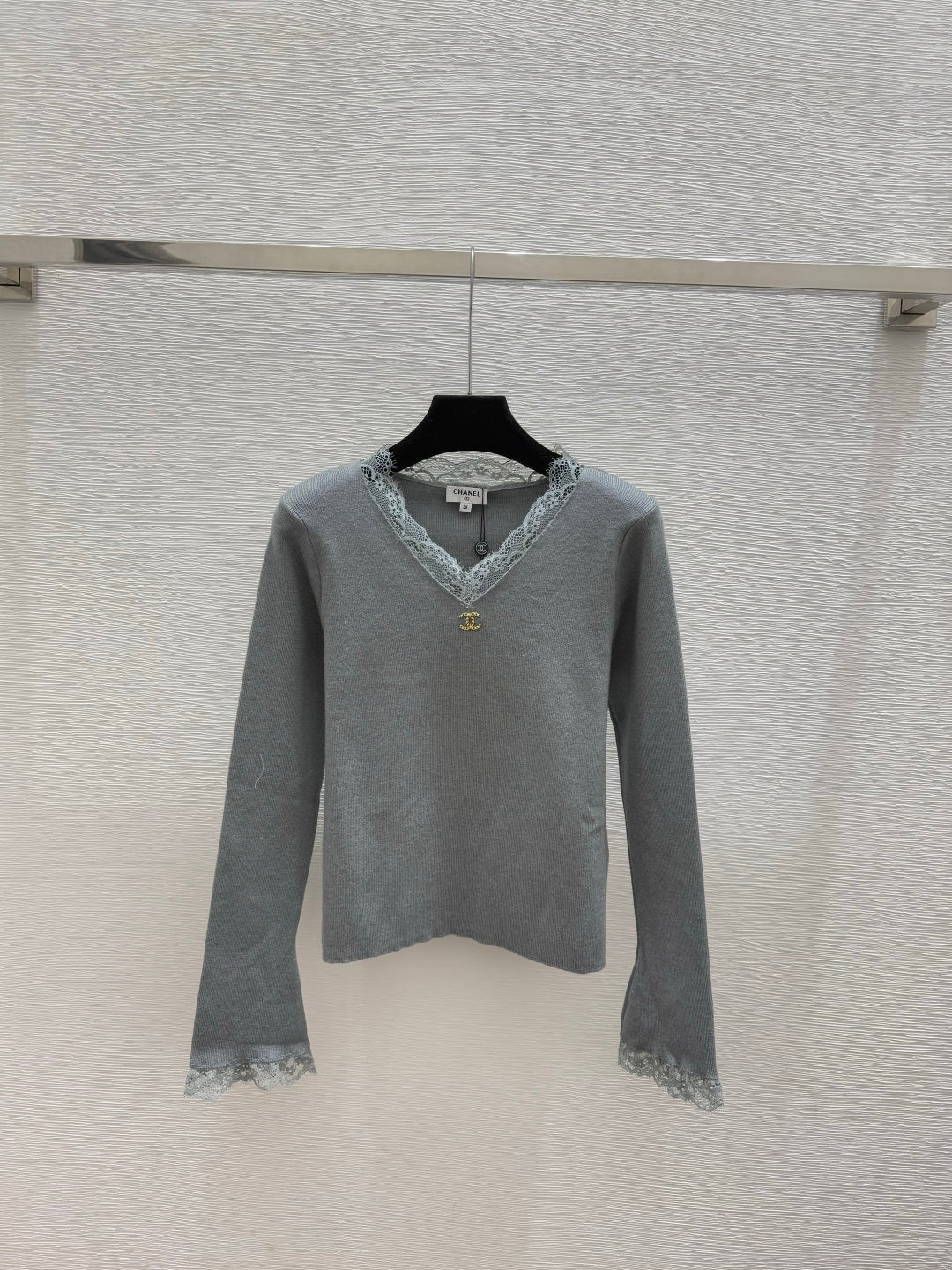 CC 26 Long-sleeved Top With Lace Neckline and Cuffs Wool 652456