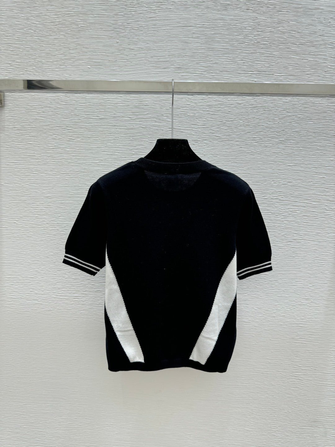 Chanel 2026 Round Neck Knitted Short Sleeve Black and White Wool 150555