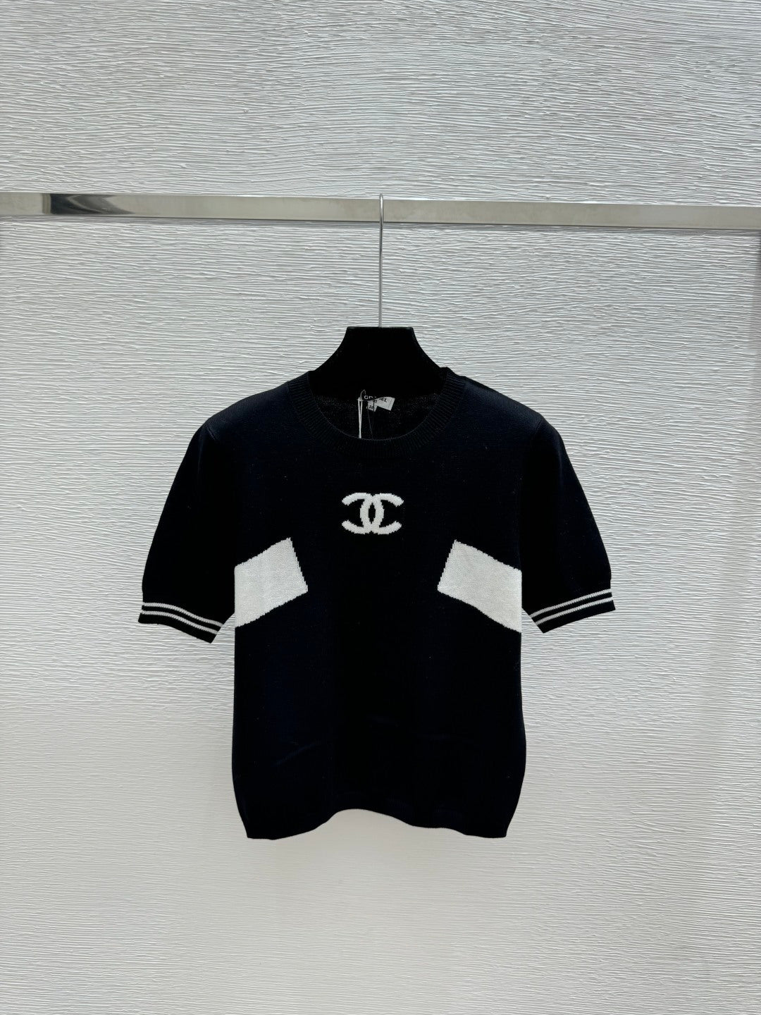 Chanel 2026 Round Neck Knitted Short Sleeve Black and White Wool 150555