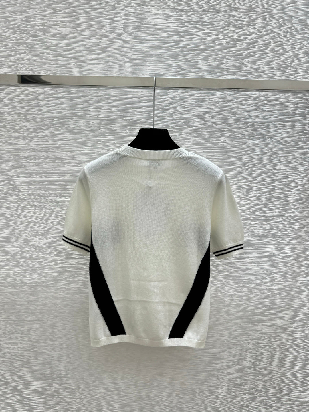 Chanel 2026 Round Neck Knitted Short Sleeve Black and White Wool 150555