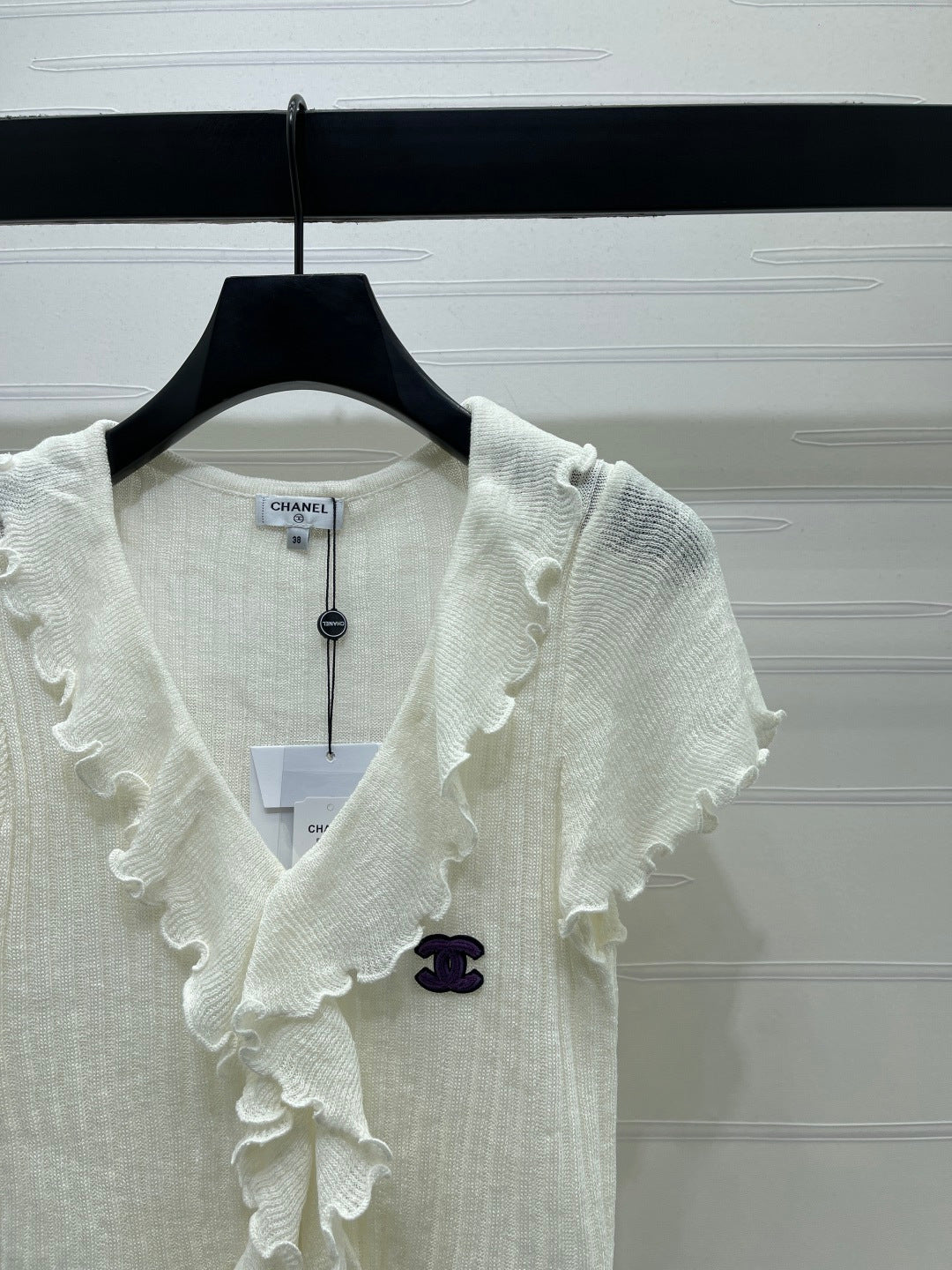 Chanel 2026 Ruffled Knit V-neck Short-sleeved T-shirt White Wool 356523