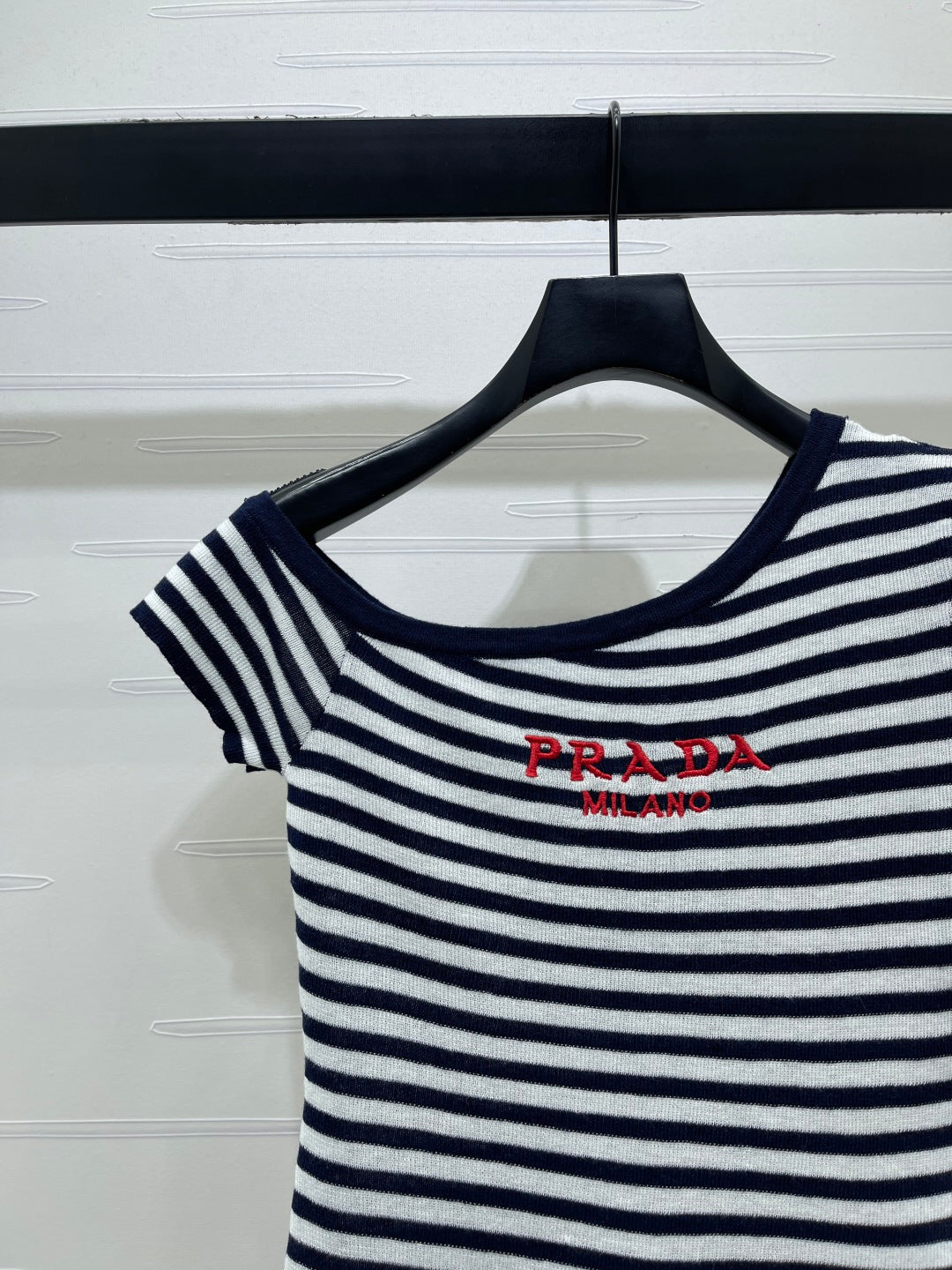 Prada 2026 One-shoulder Knit Short-sleeved Top Cotton 391450