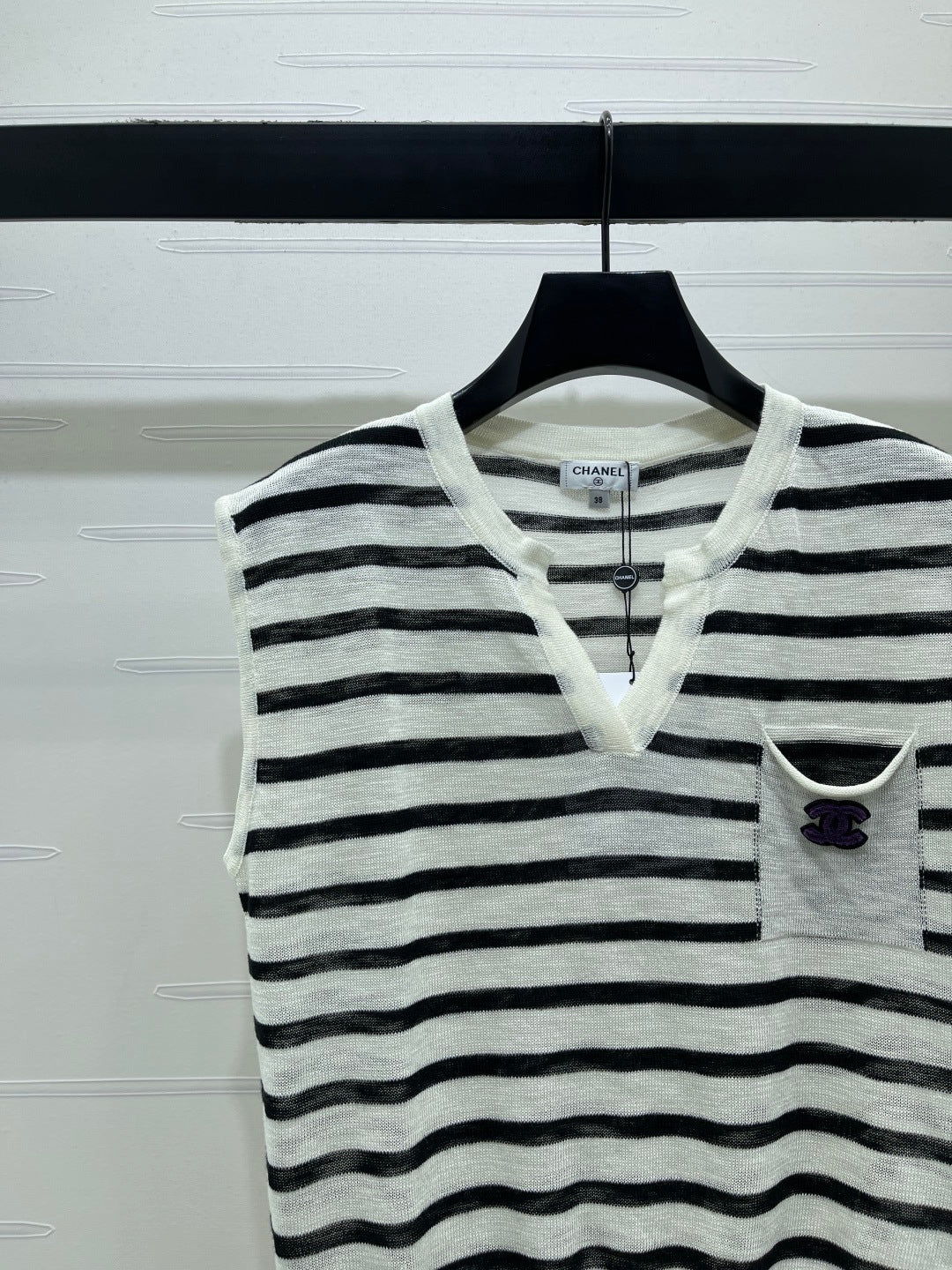 Chanel 2026 Color-blocked Striped V-neck Vest Black Cream Cotton 380675