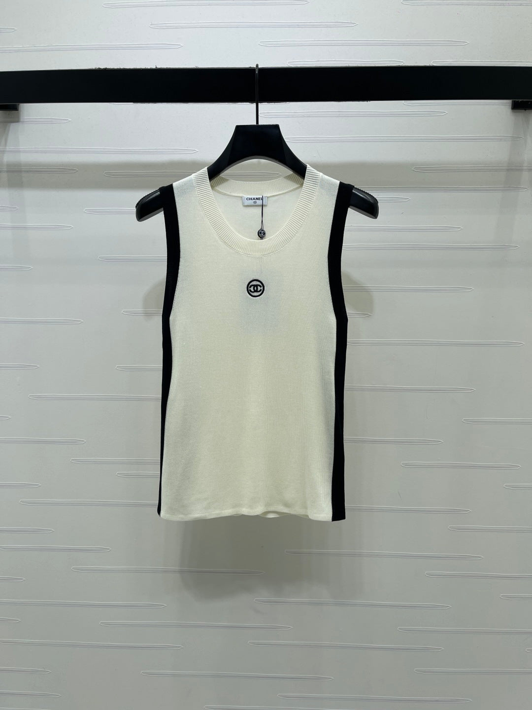Chanel 2026 Color-blocked Knit Vest Tencel 390651