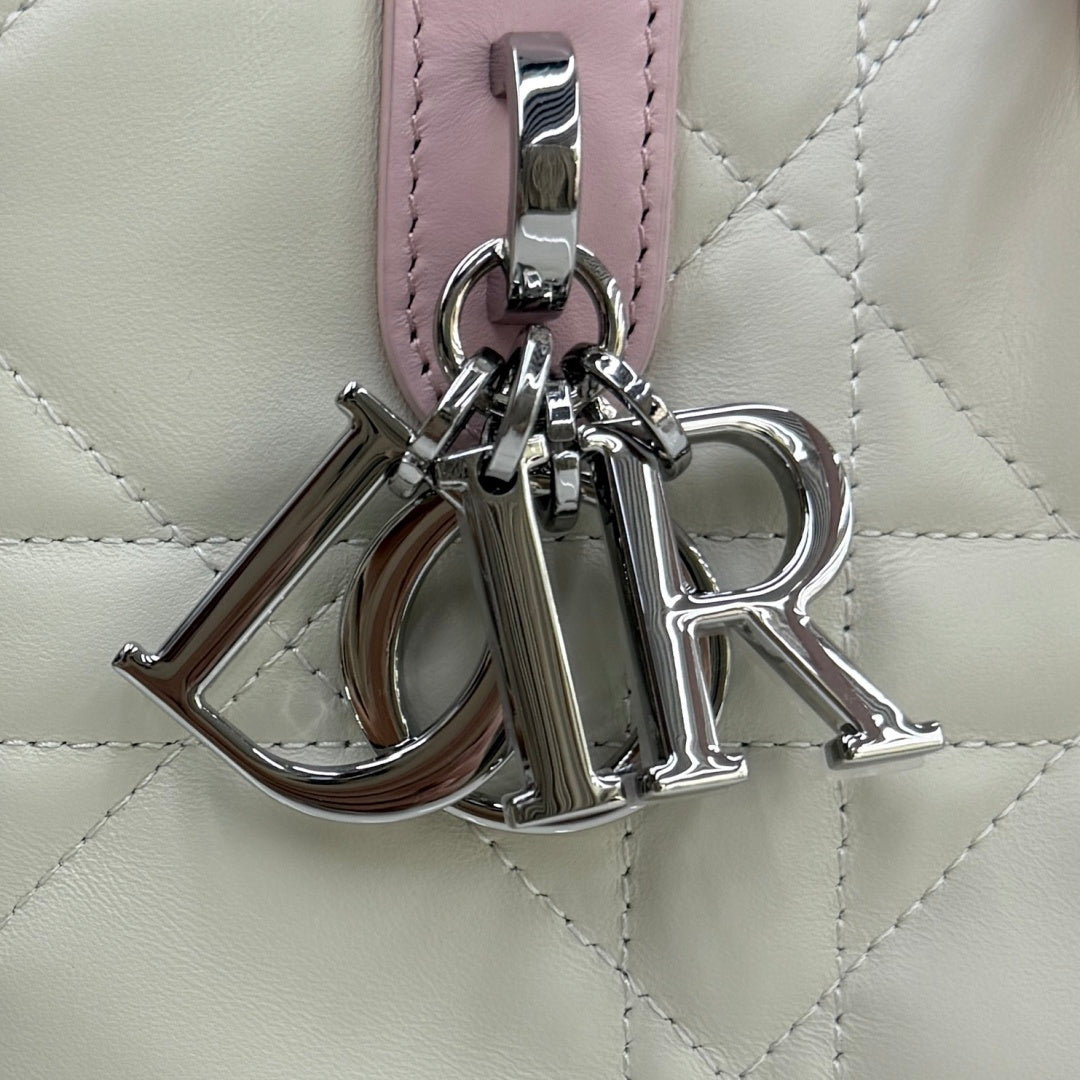 Dior 2026 Toujours Vertical Handbag 18.5cm Off-White And Soft Pink Calfskin