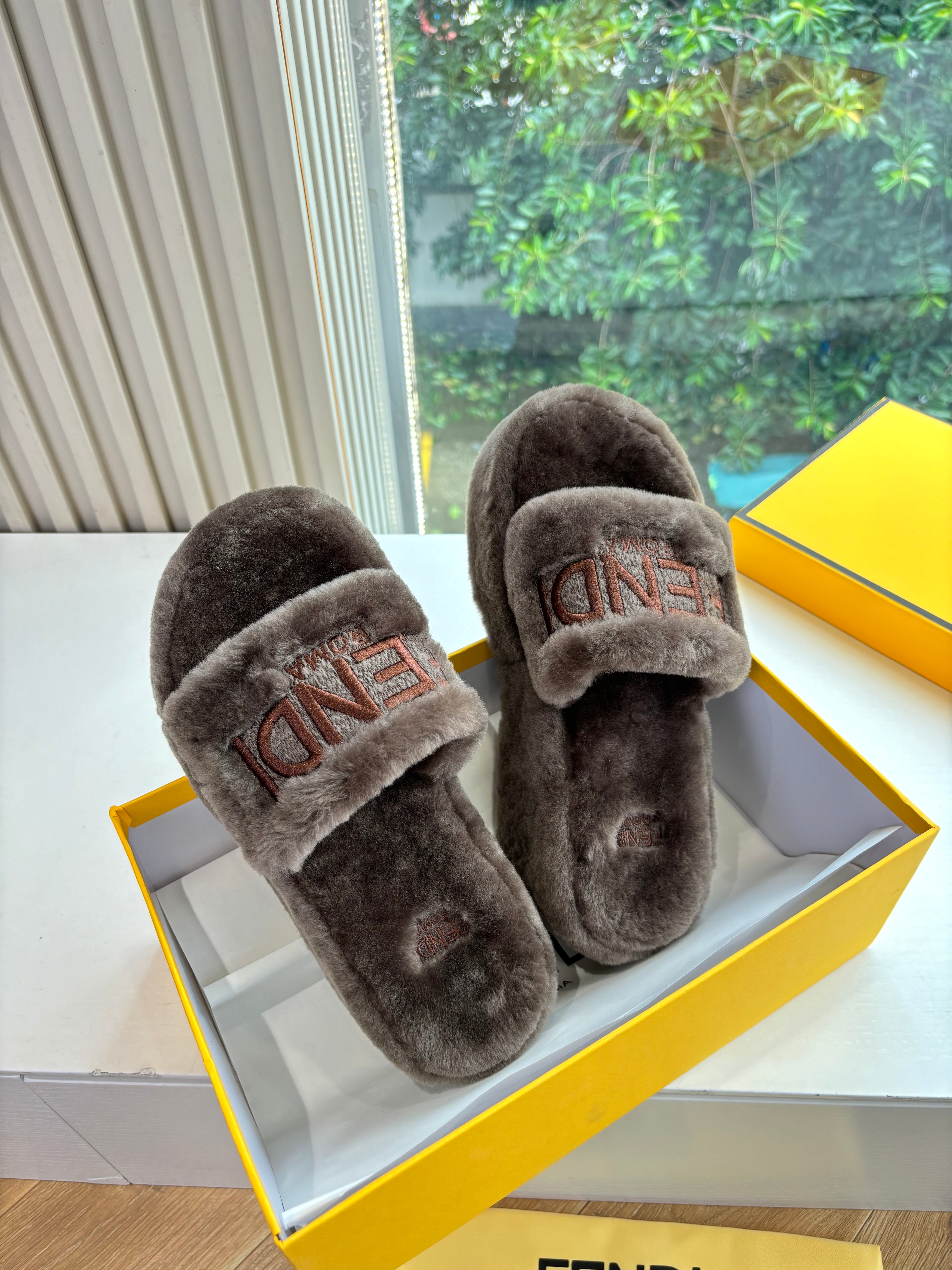 Fendi 25ss slippers taupe brown wool 507103