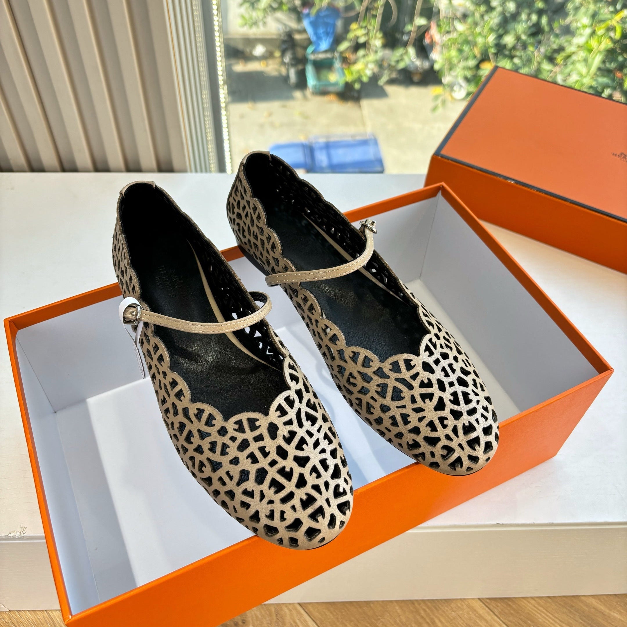 HM 26ss Pig-Nose Ballet Flat Beige Black Cowhide 603929