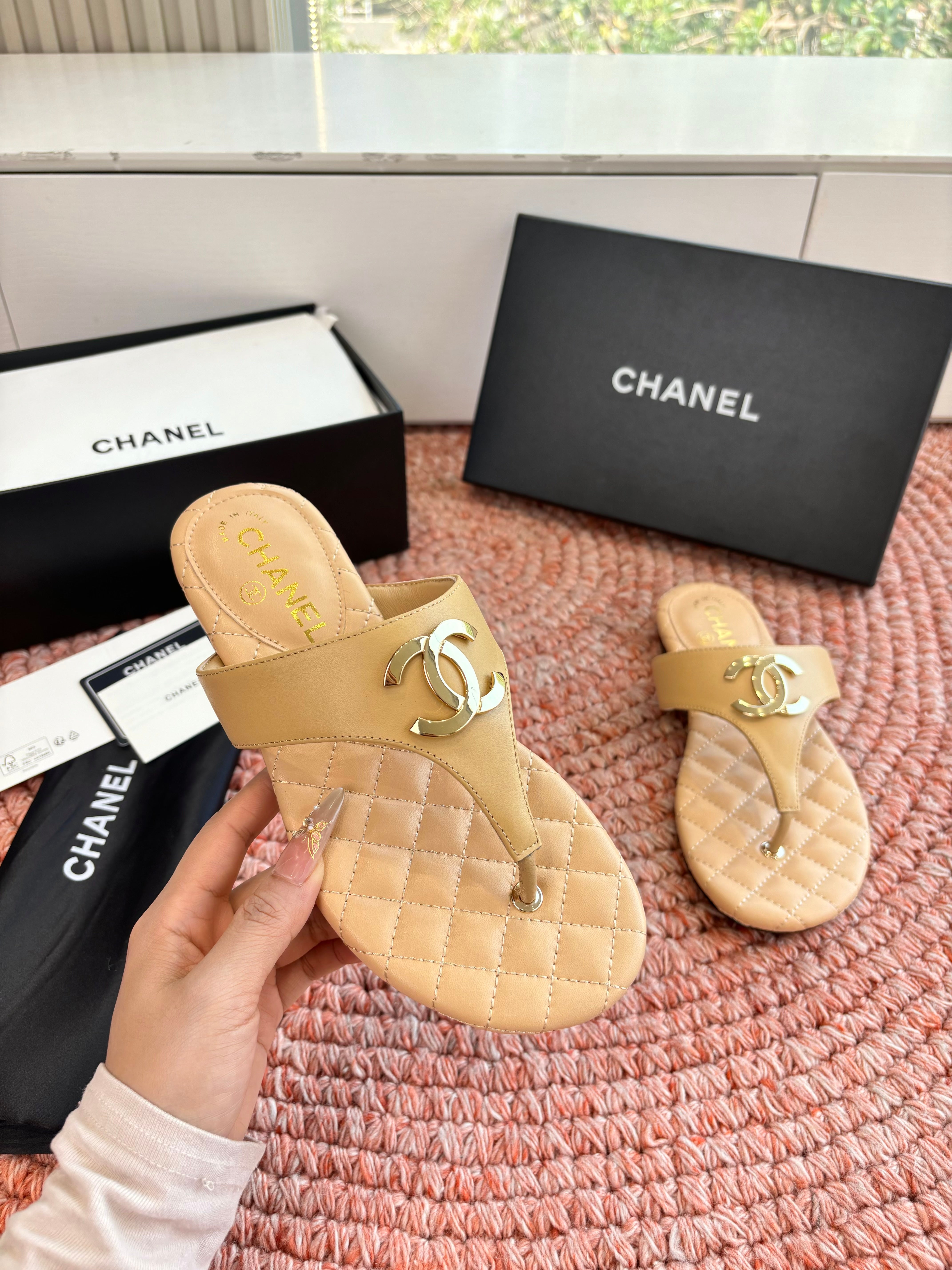 CC 26s Thong Sandals Beige Sheepskin 648261