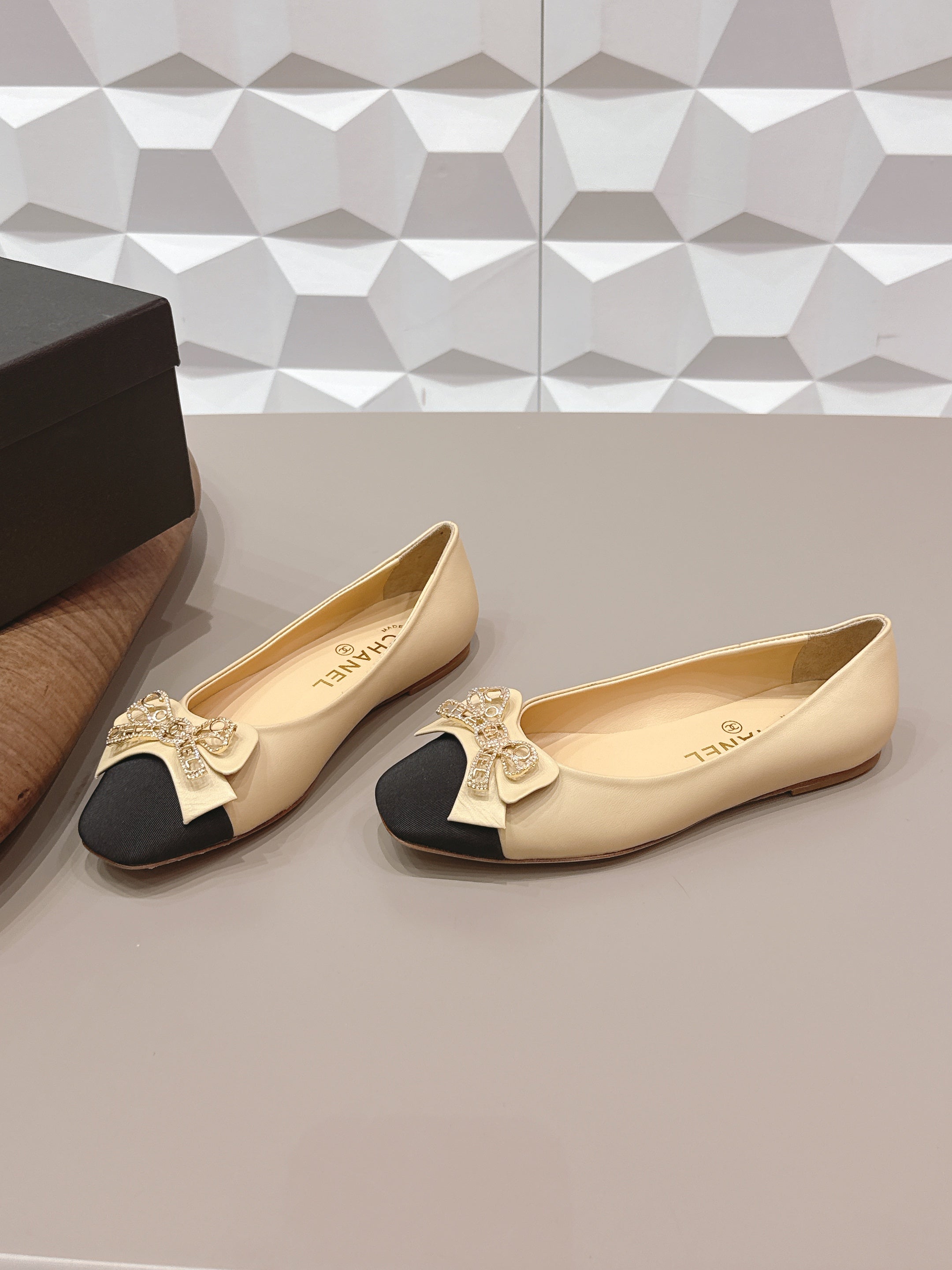 CC 26s Ballet Flats Beige Black Sheepskin 650292