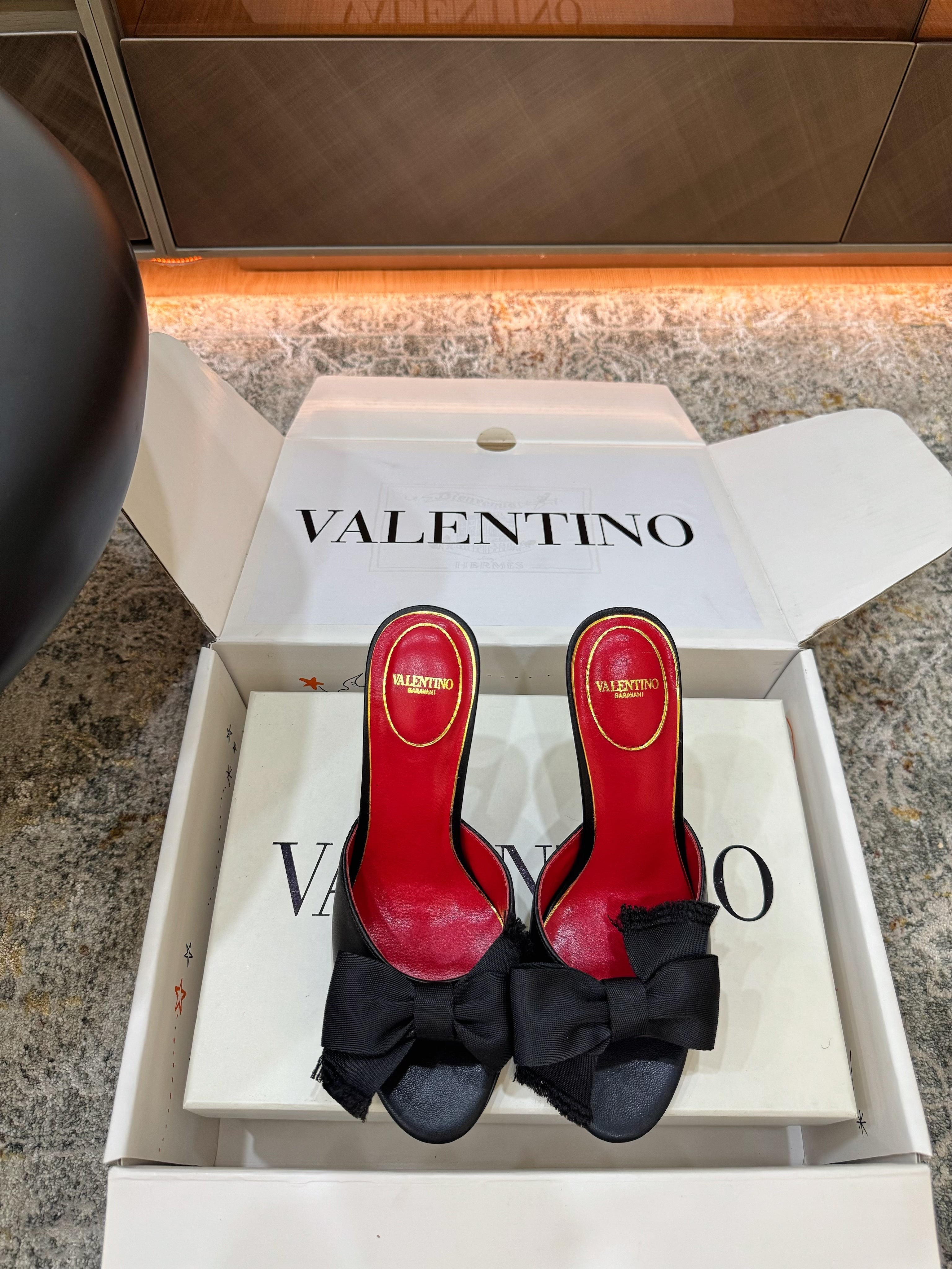 VT 26s Slide Sandals 105 Black Red Cowhide 709642