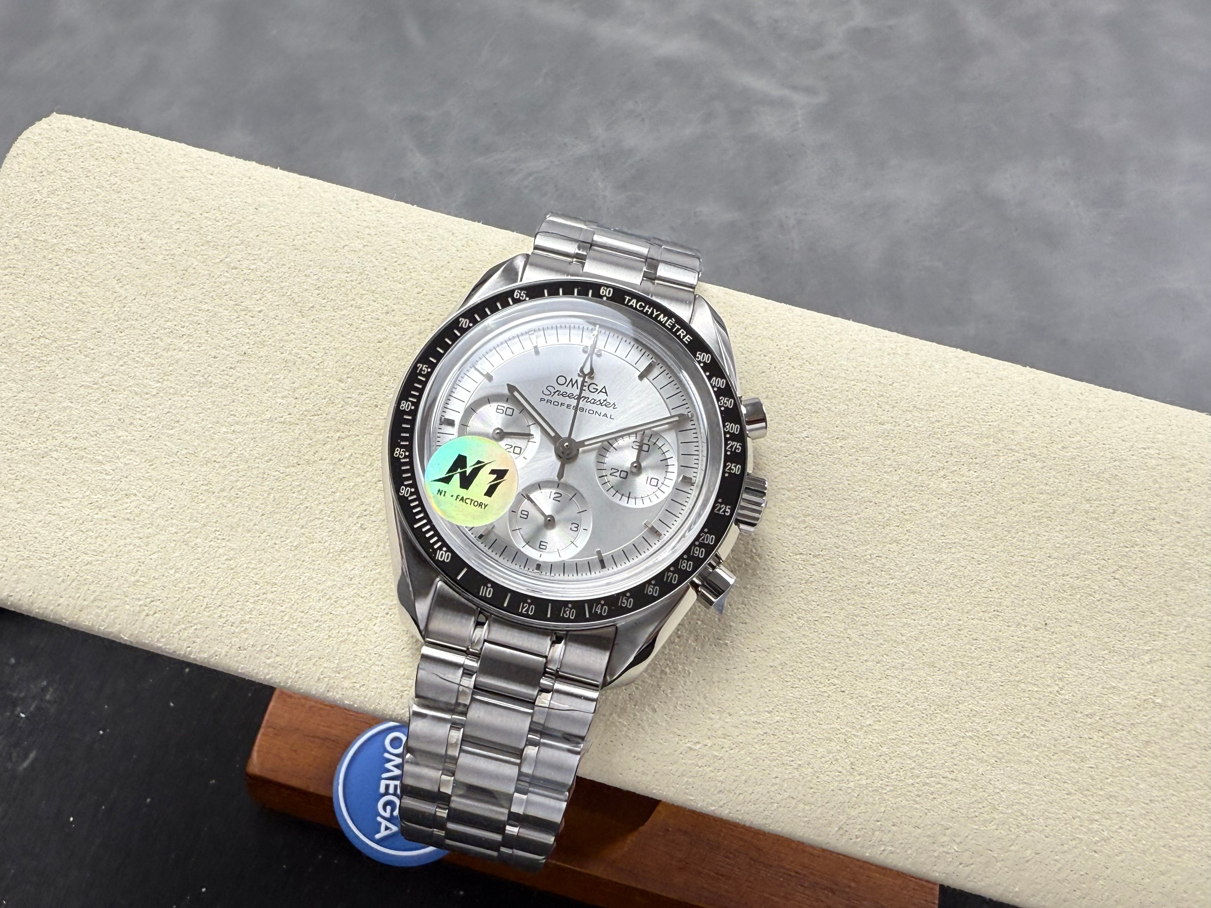 Omega Speedmaster Professional Moonwatch 42mm Stainless Steel Strap Silver Dial