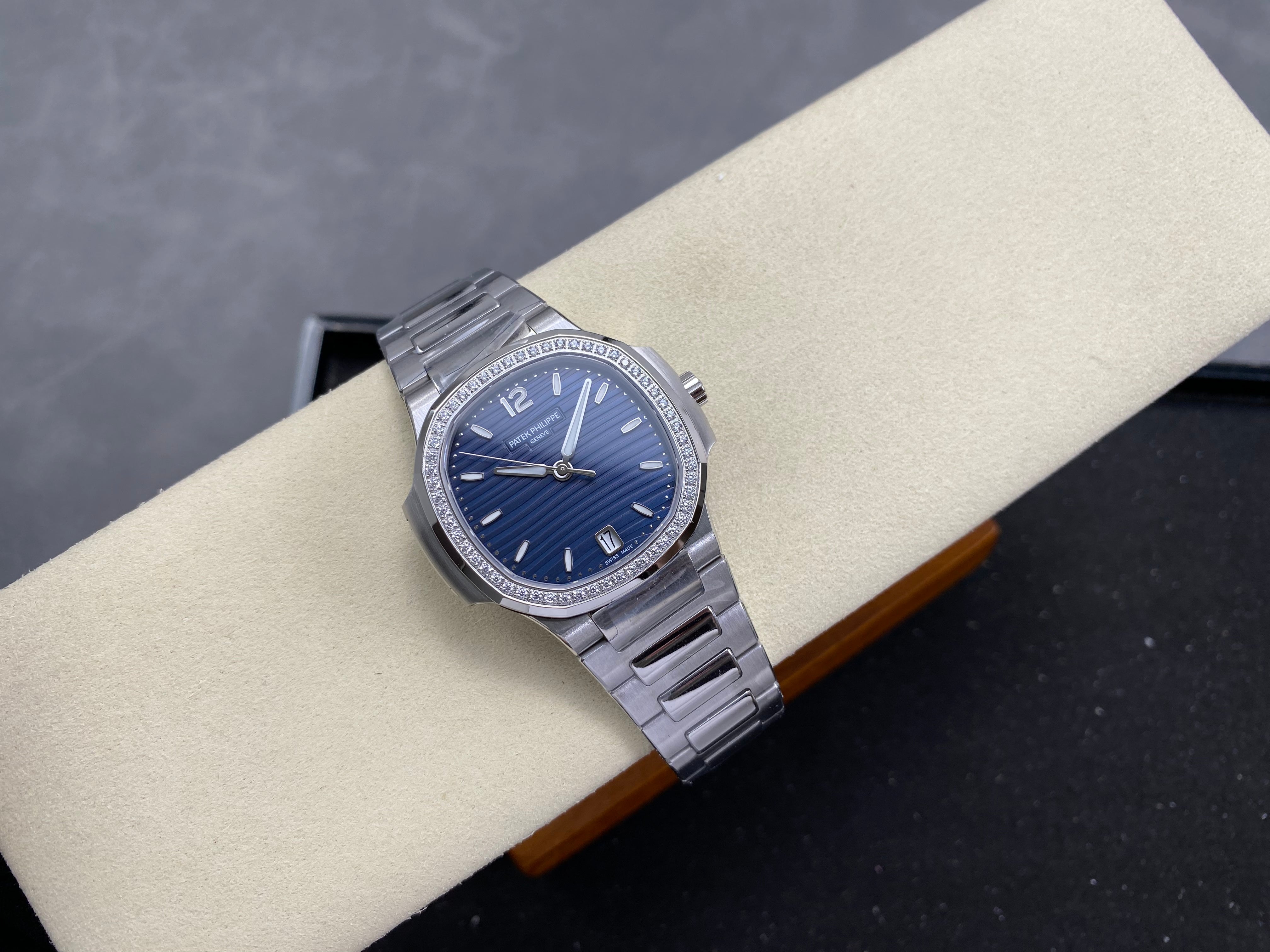 Patek Philippe Nautilus 35.2mm Blue Dial Diamond Benzel Steel Case