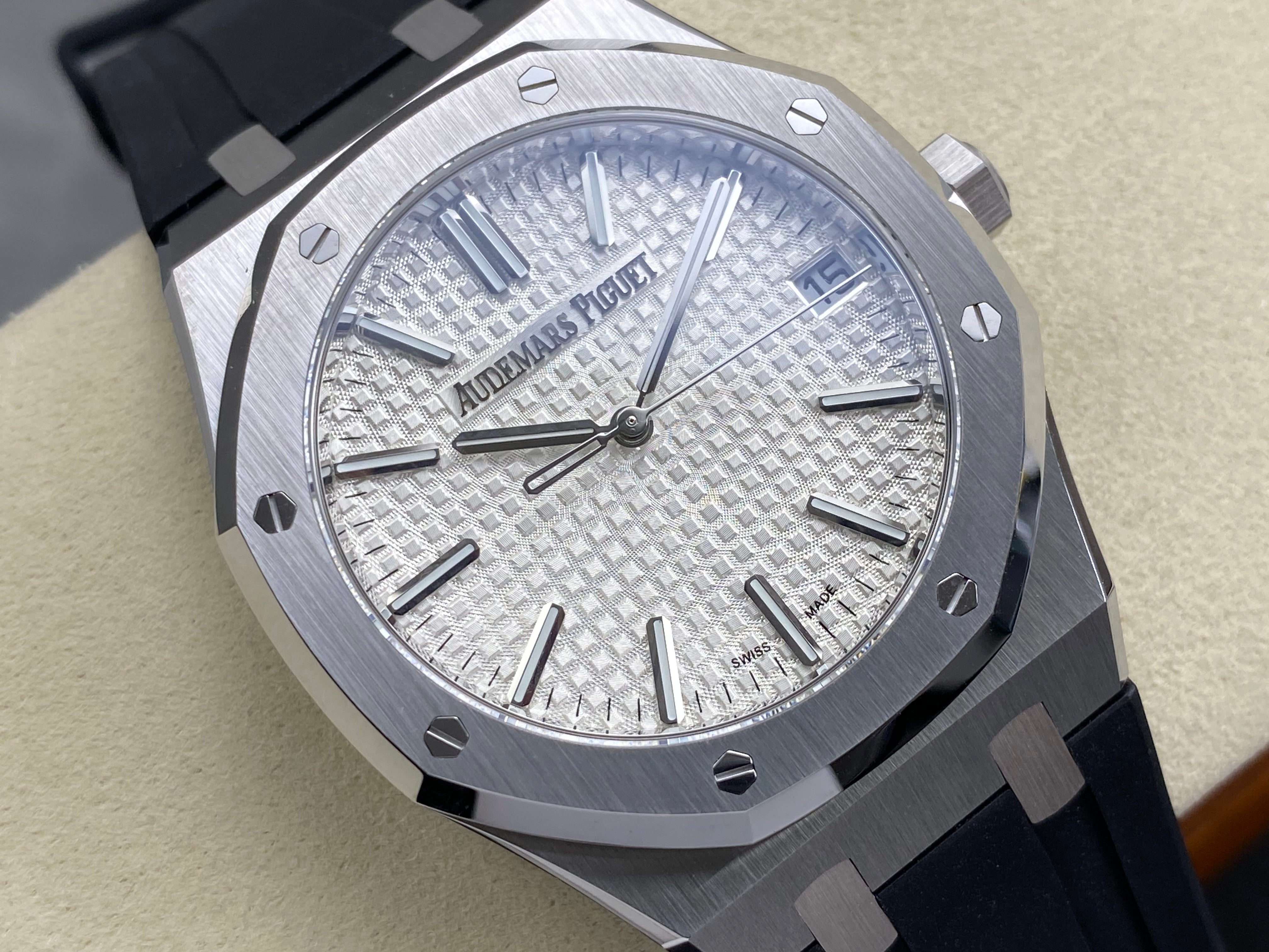 Audemars Piguet Royal Oak Selfwinding 41mm 15510 White Dial Rubber Strap