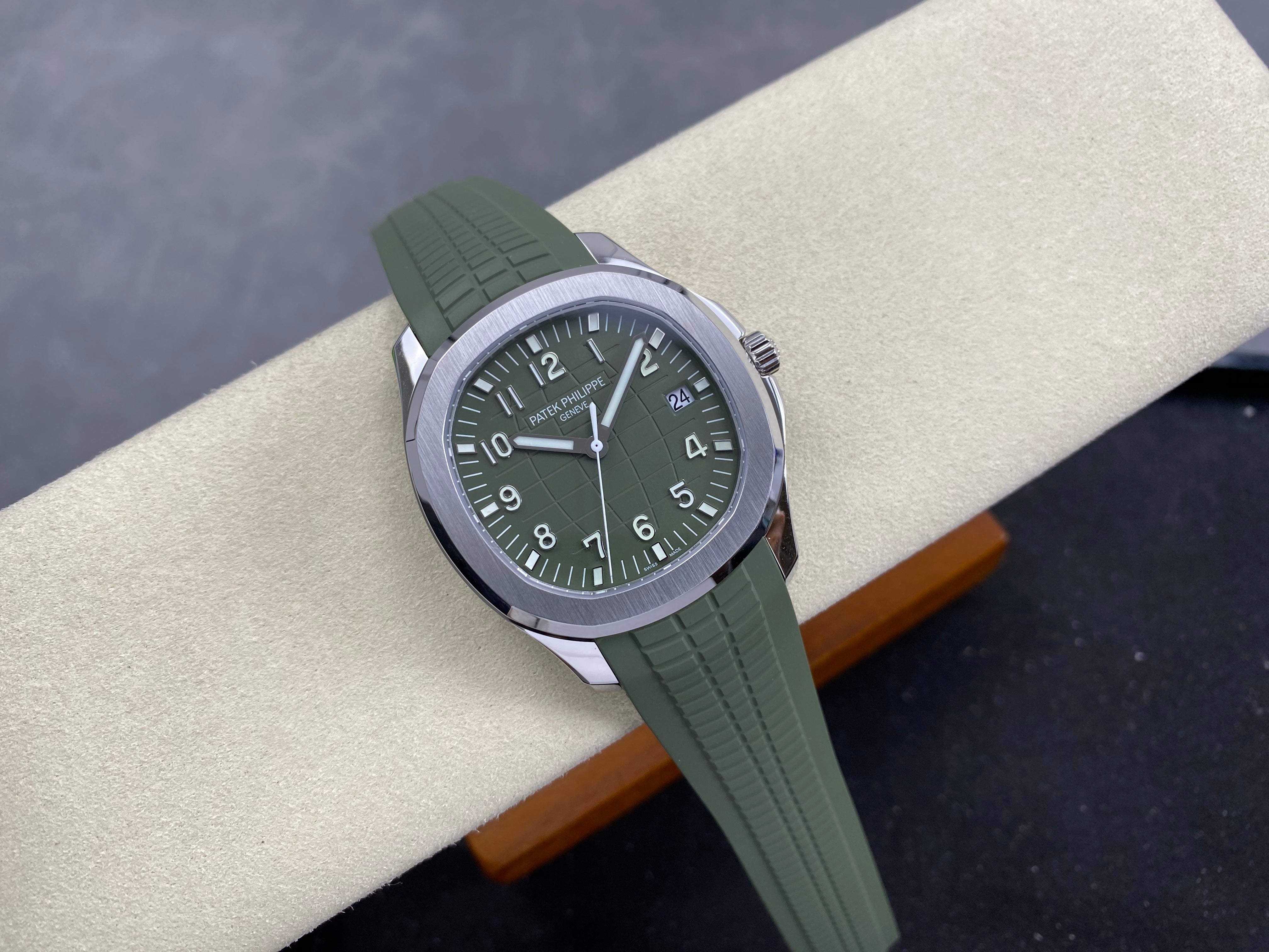 Patek Philippe Aquanaut 42mm Green Dial Green Rubber Strap