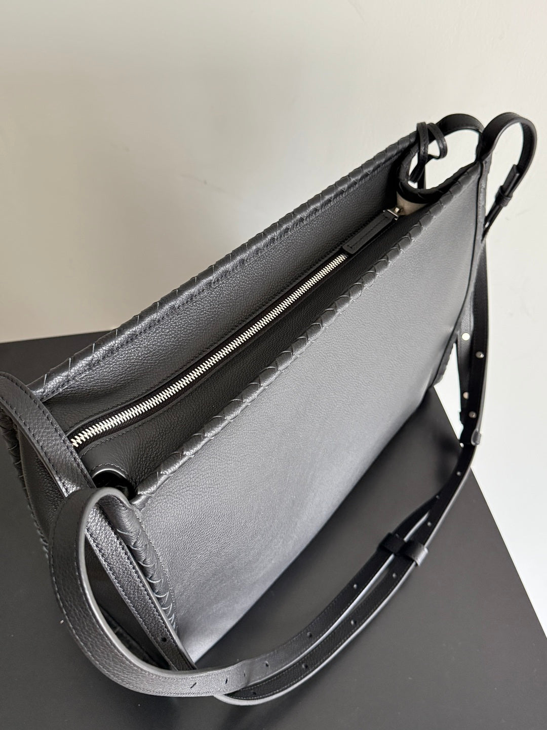 Bottega Veneta 2026 Corriere Zipped Messenger Bag Black Calfskin 136949