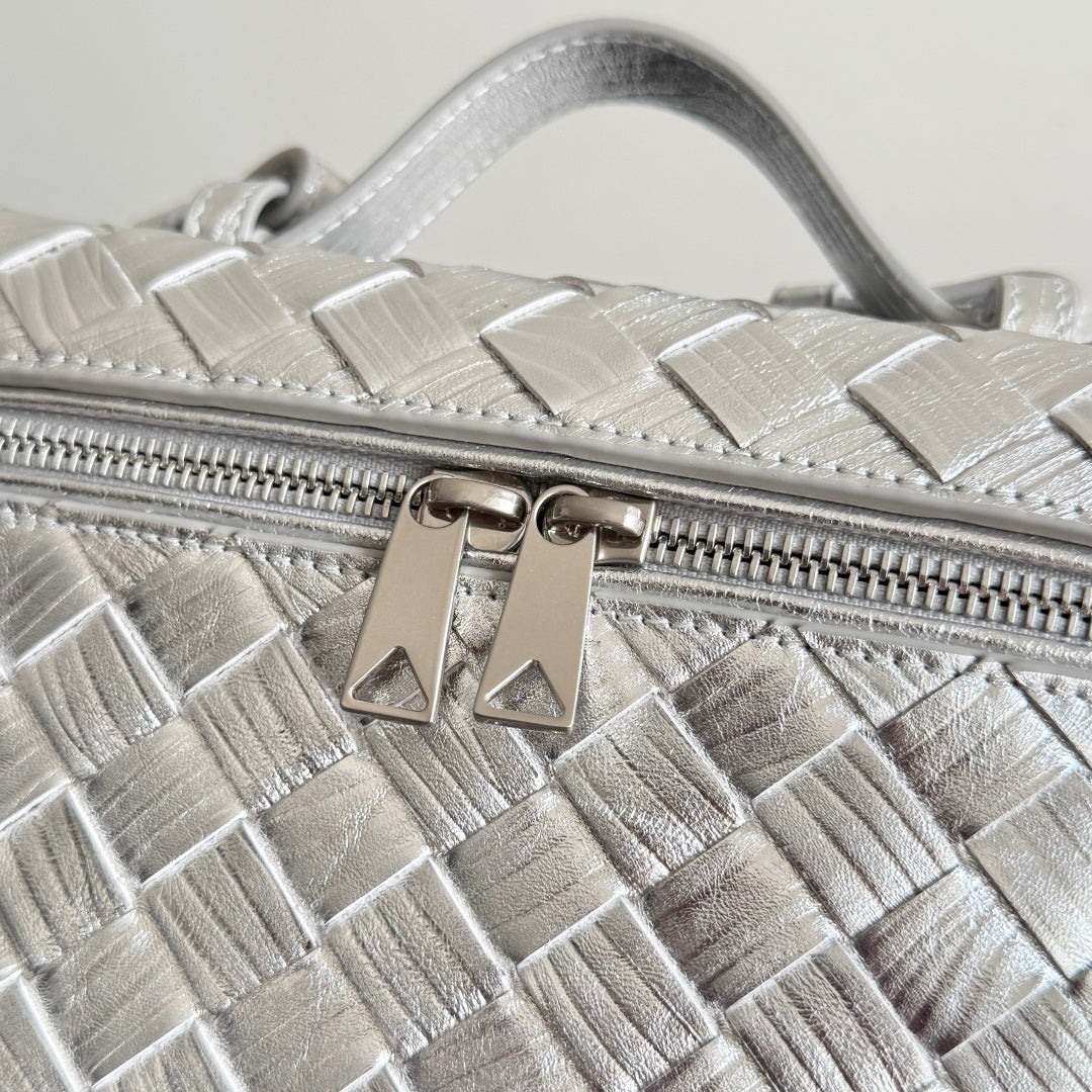 Bottega Veneta 2026 Bang Bang Vanity Case 22cm Silver Laminated Leather 137084