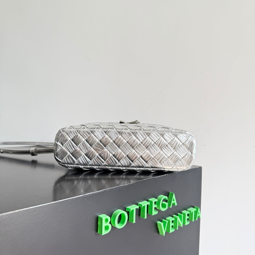Bottega Veneta 2026 Bang Bang Vanity Case 22cm Silver Laminated Leather 137084