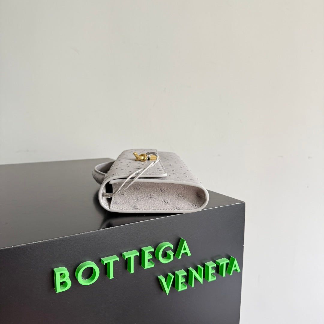 Bottega Veneta 2026 Andiamo Clutch 31cm Light Gray Ostrich Leather 136971