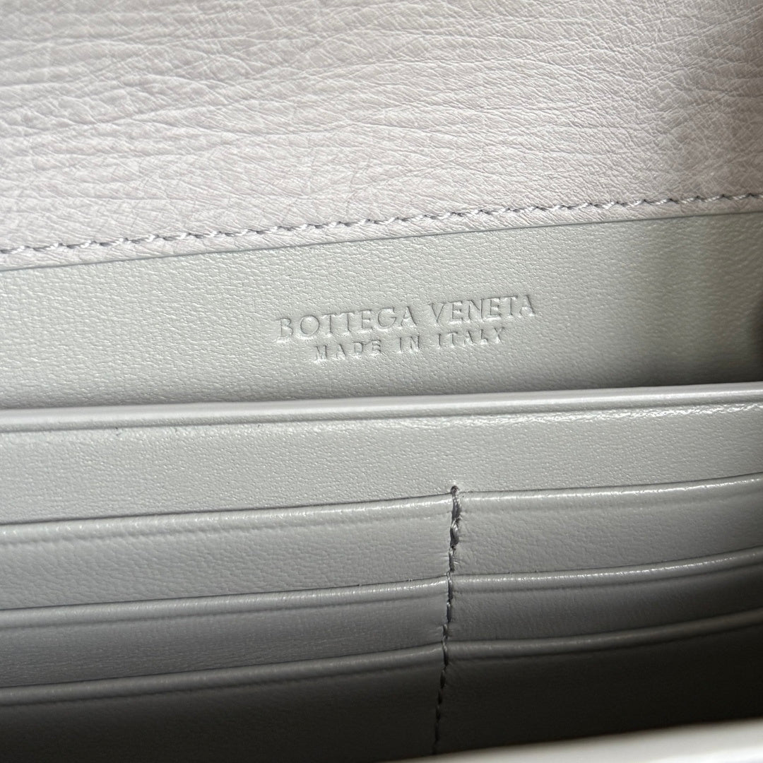 Bottega Veneta 2026 Andiamo Clutch 31cm Light Gray Ostrich Leather 136971