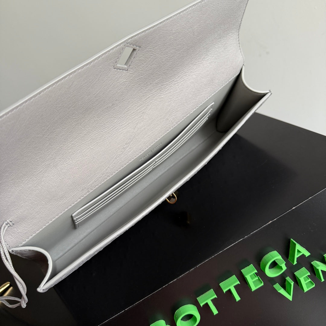Bottega Veneta 2026 Andiamo Clutch 31cm Light Gray Ostrich Leather 136971
