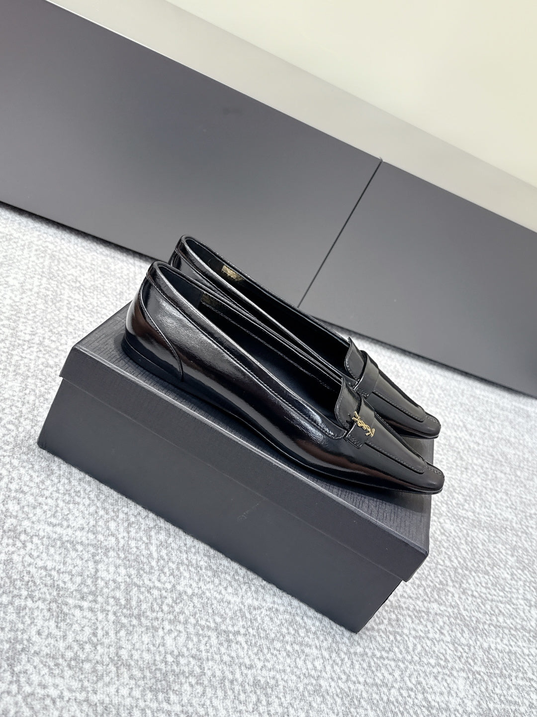 YSL 26ss Square Toe Loafers Black Glossy Leather 662729