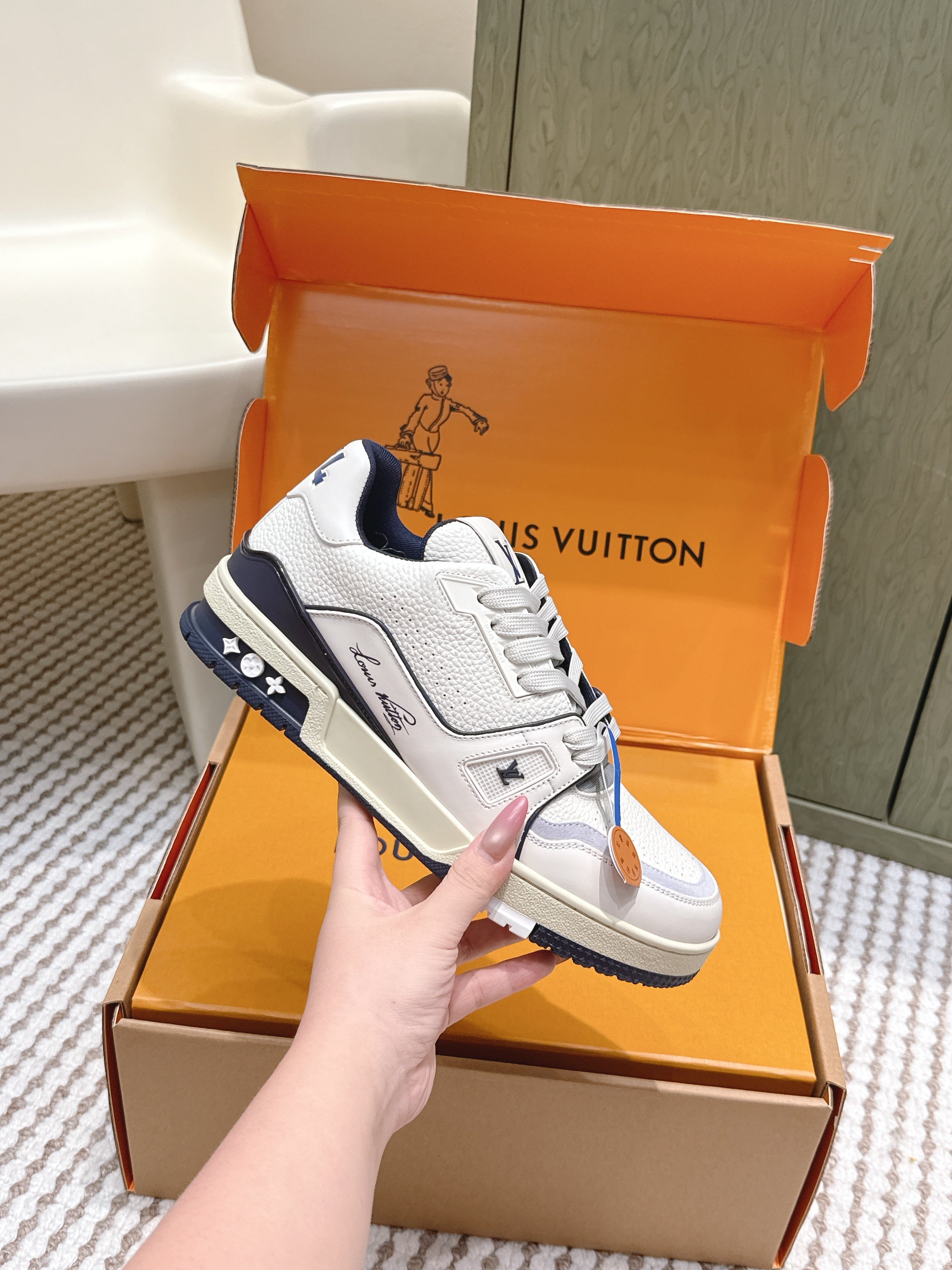 LV 26ss Trainer Sneakers White Navy Blue Cowhide 657902