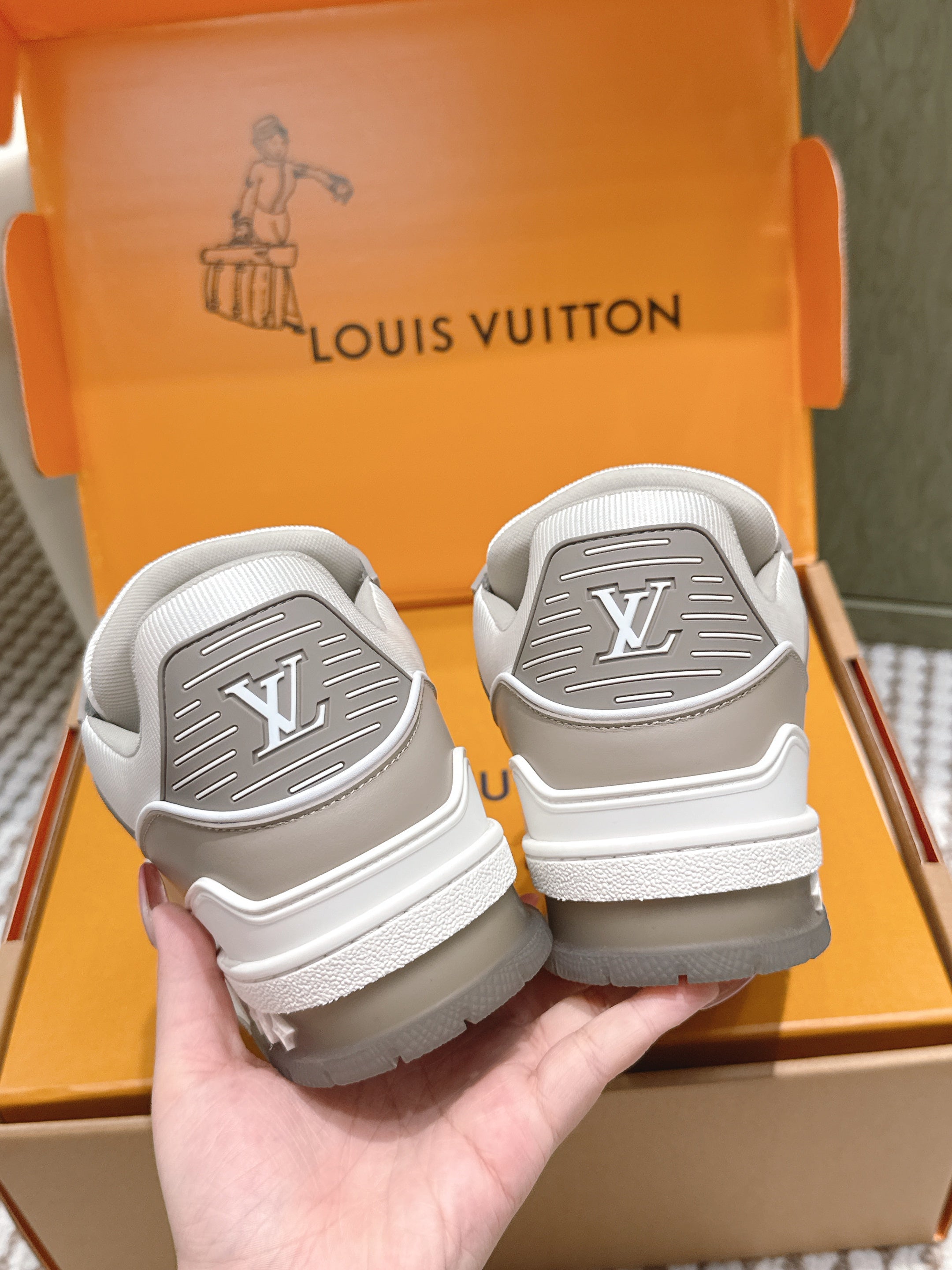 LV 26ss Trainer Sneakers White Gray Cowhide 657907