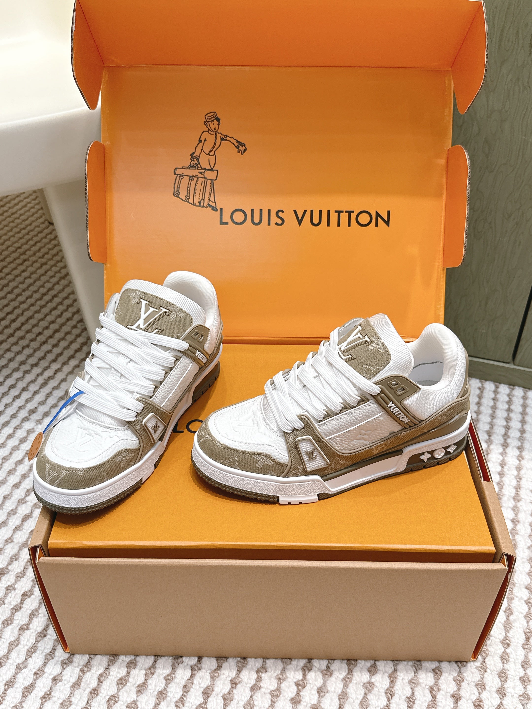 LV 26ss Trainer Sneakers White Taupe Denim Cowhide 657915