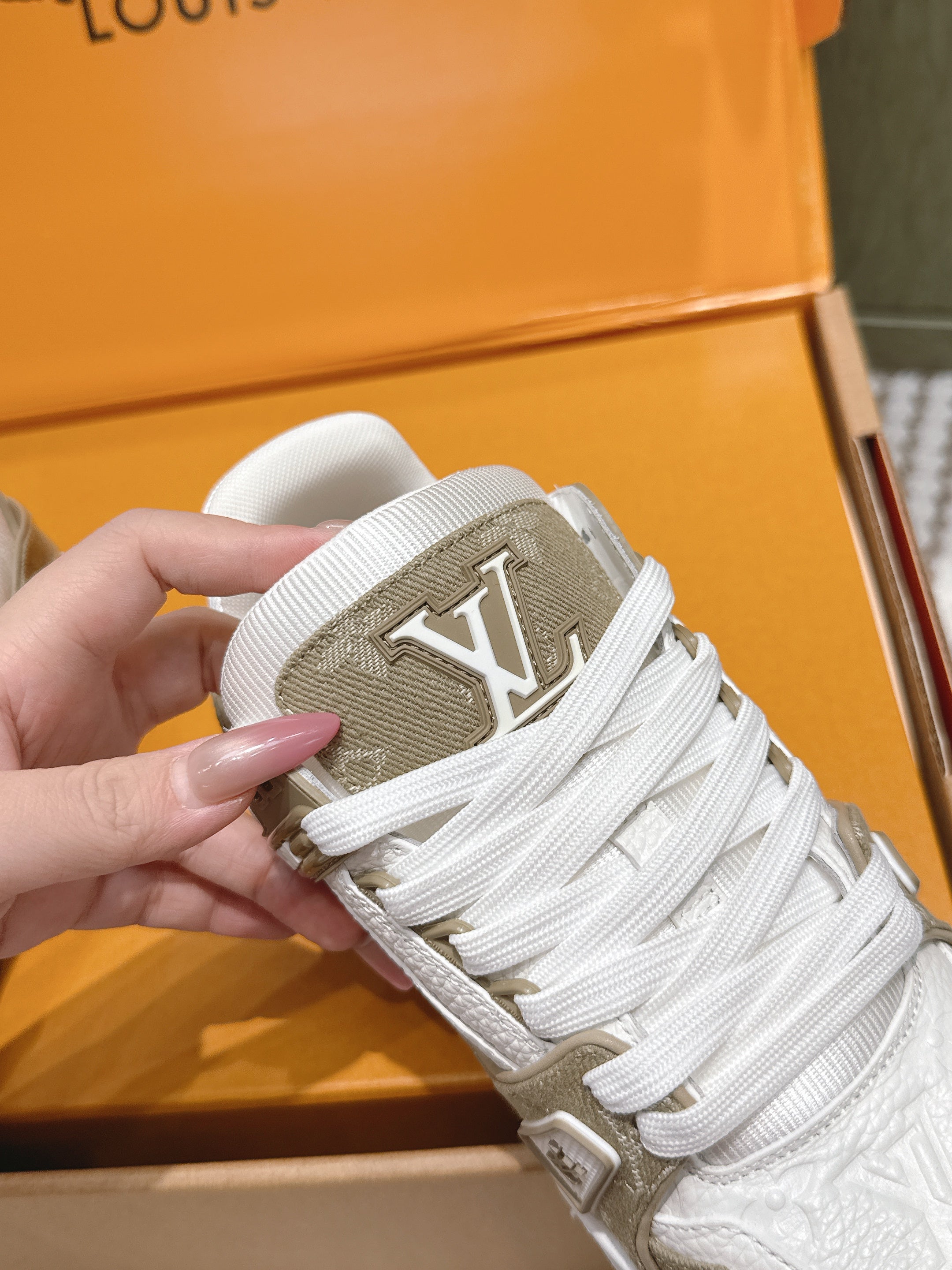 LV 26ss Trainer Sneakers White Taupe Denim Cowhide 657915