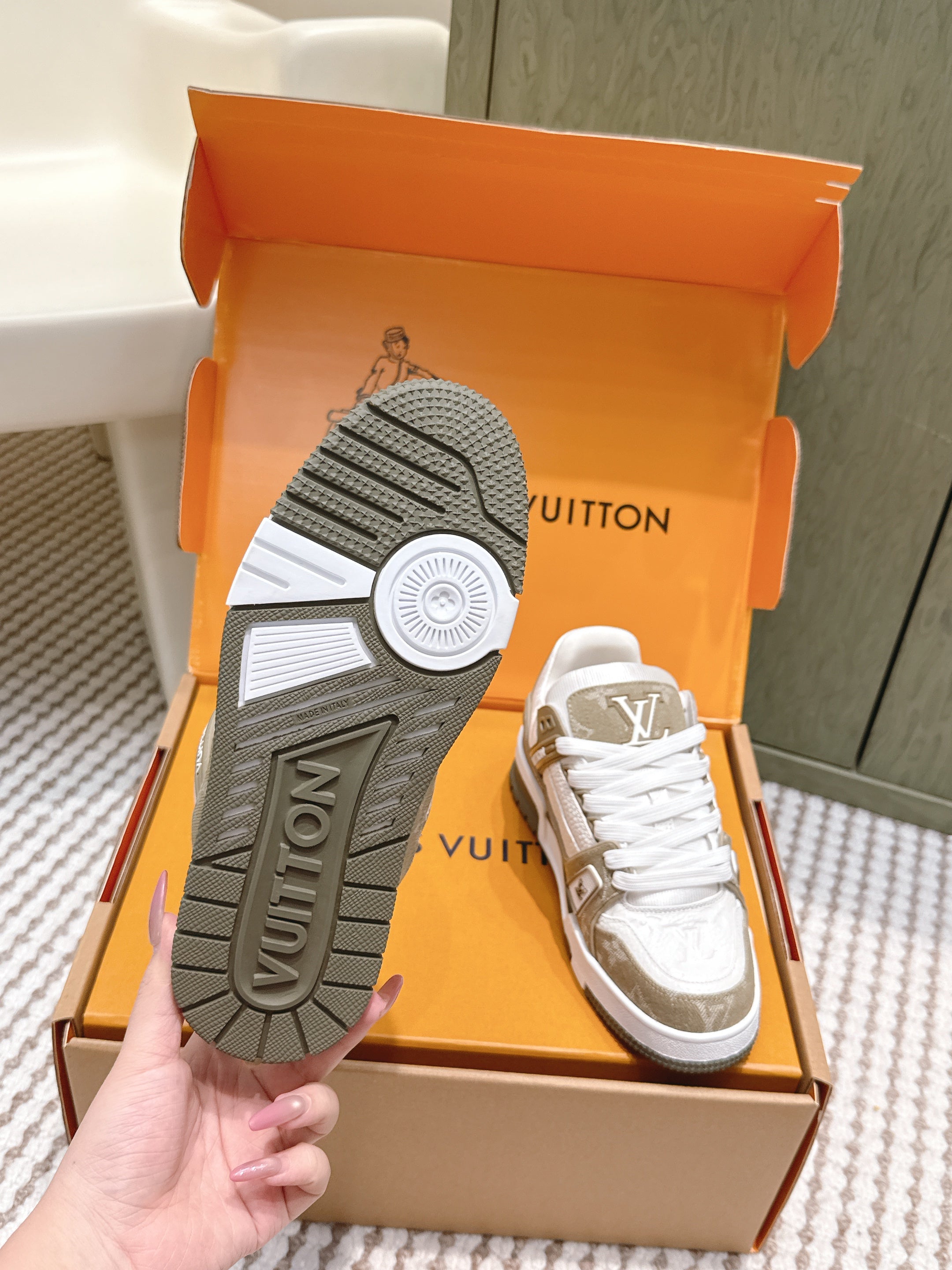 LV 26ss Trainer Sneakers White Taupe Denim Cowhide 657915
