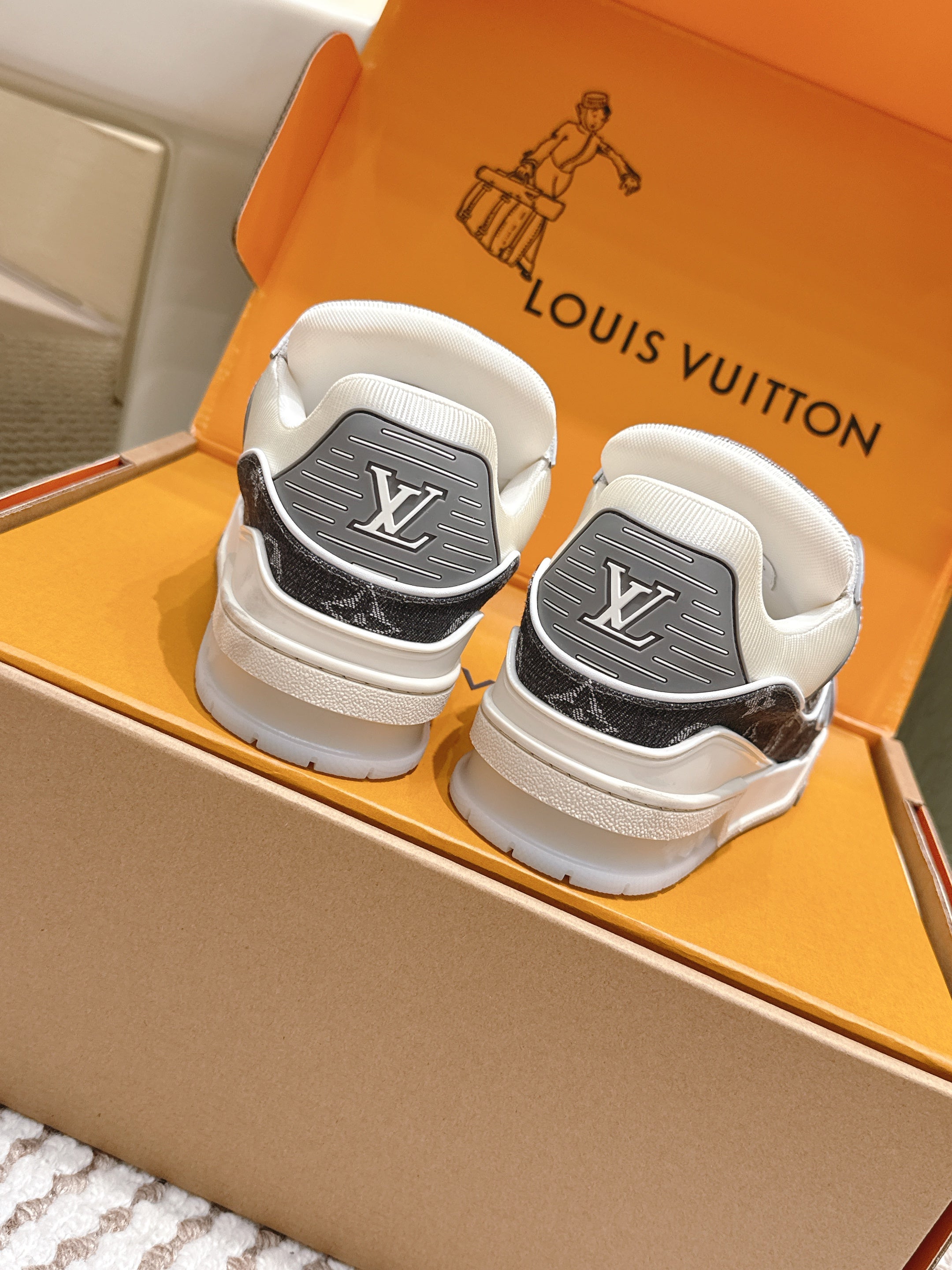 LV 26ss Trainer Sneakers Gray White Denim Cowhide 657920