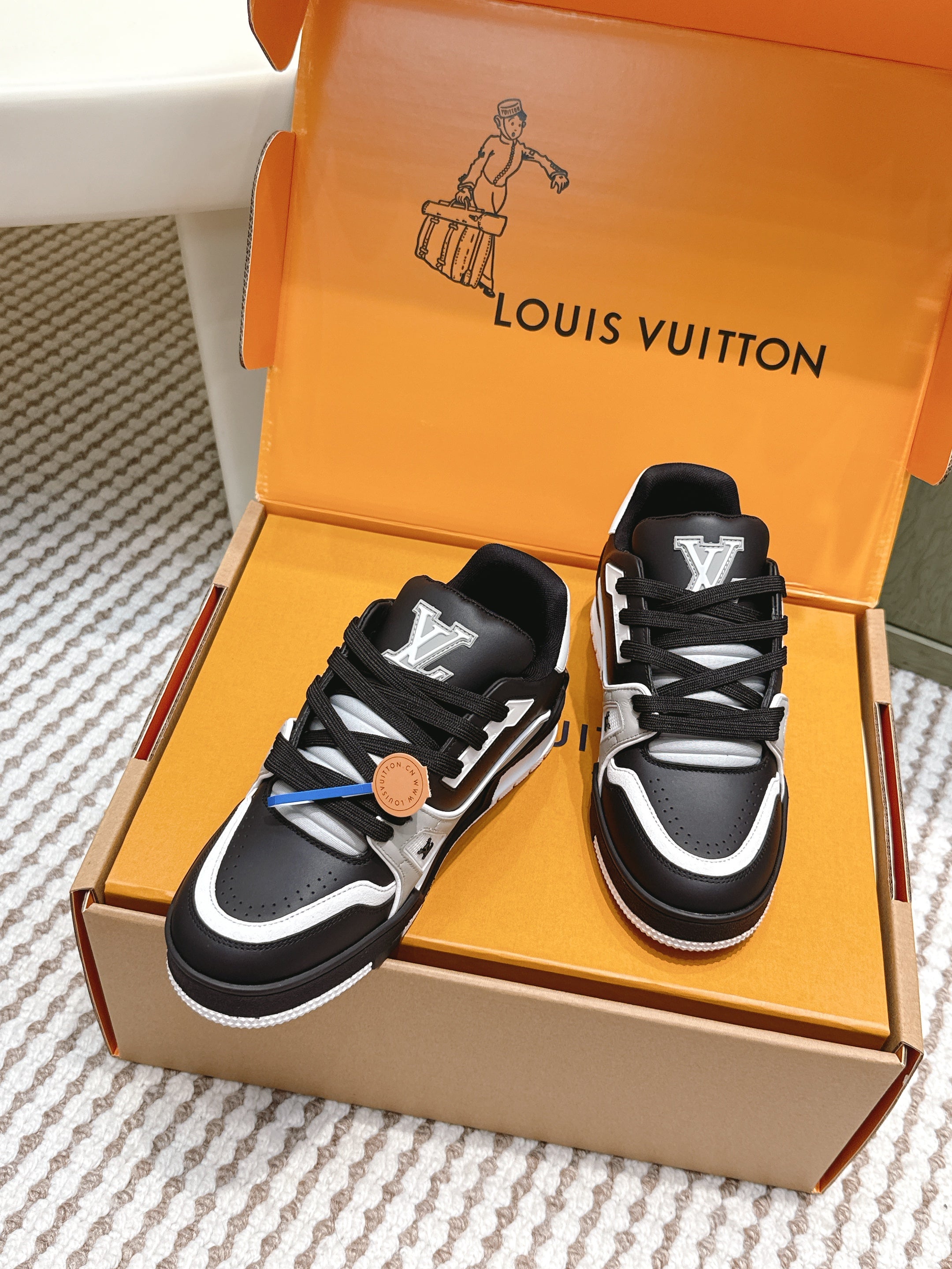 LV 26ss Trainer Sneakers Black White Cowhide 657925
