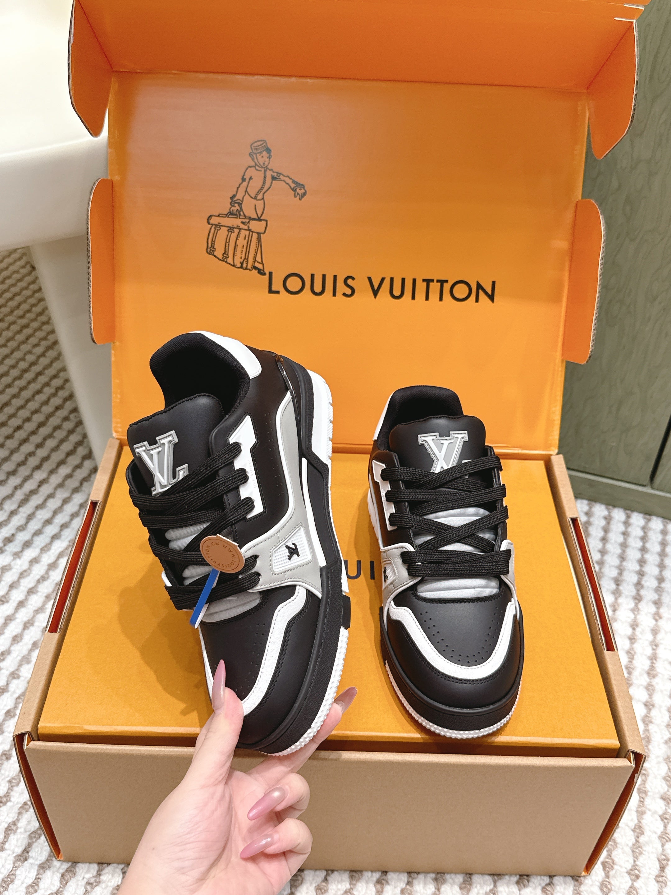 LV 26ss Trainer Sneakers Black White Cowhide 657925