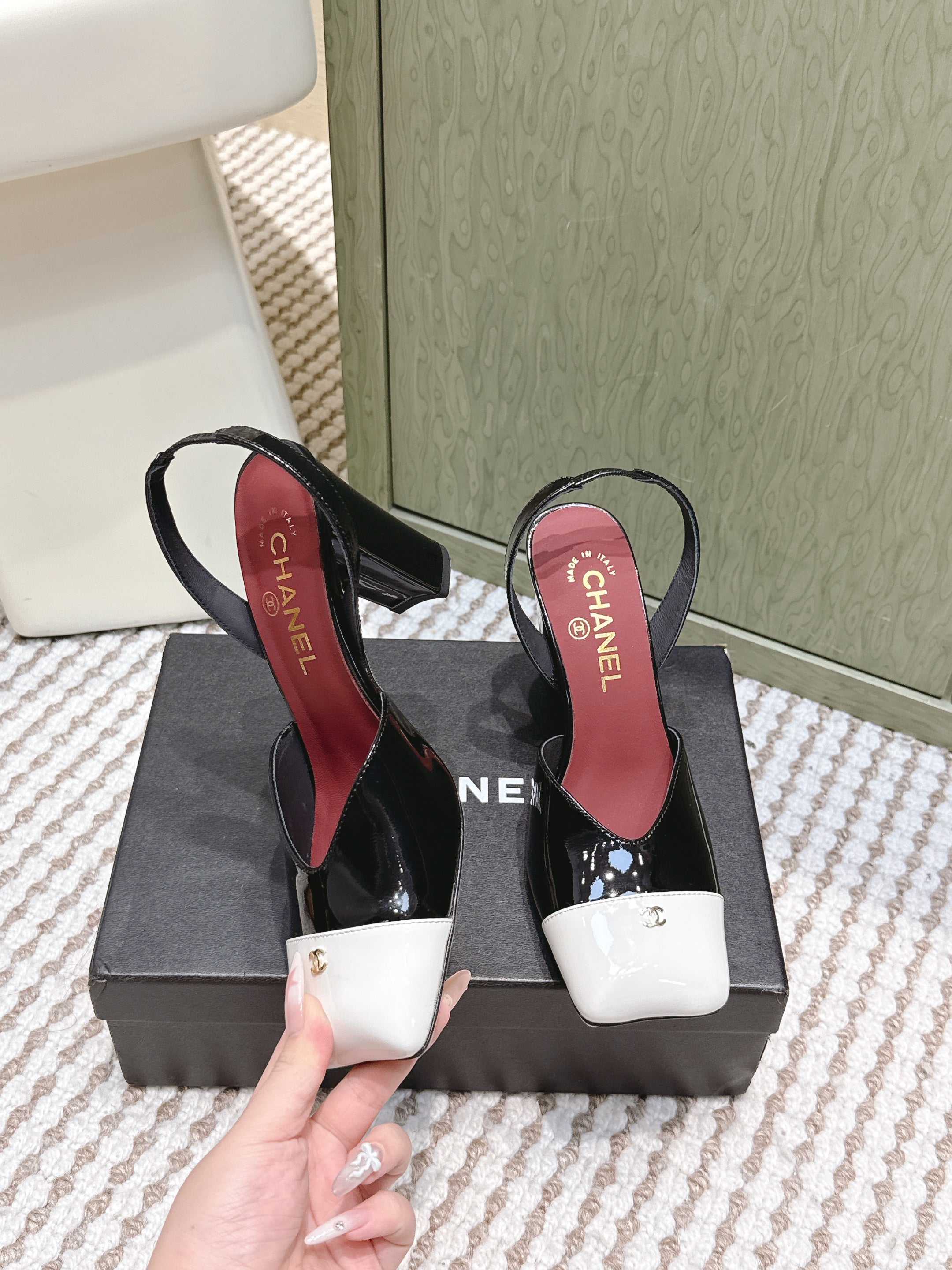 CC 26s Mary Jane Sandals 90 Black White Patent Leather 653549